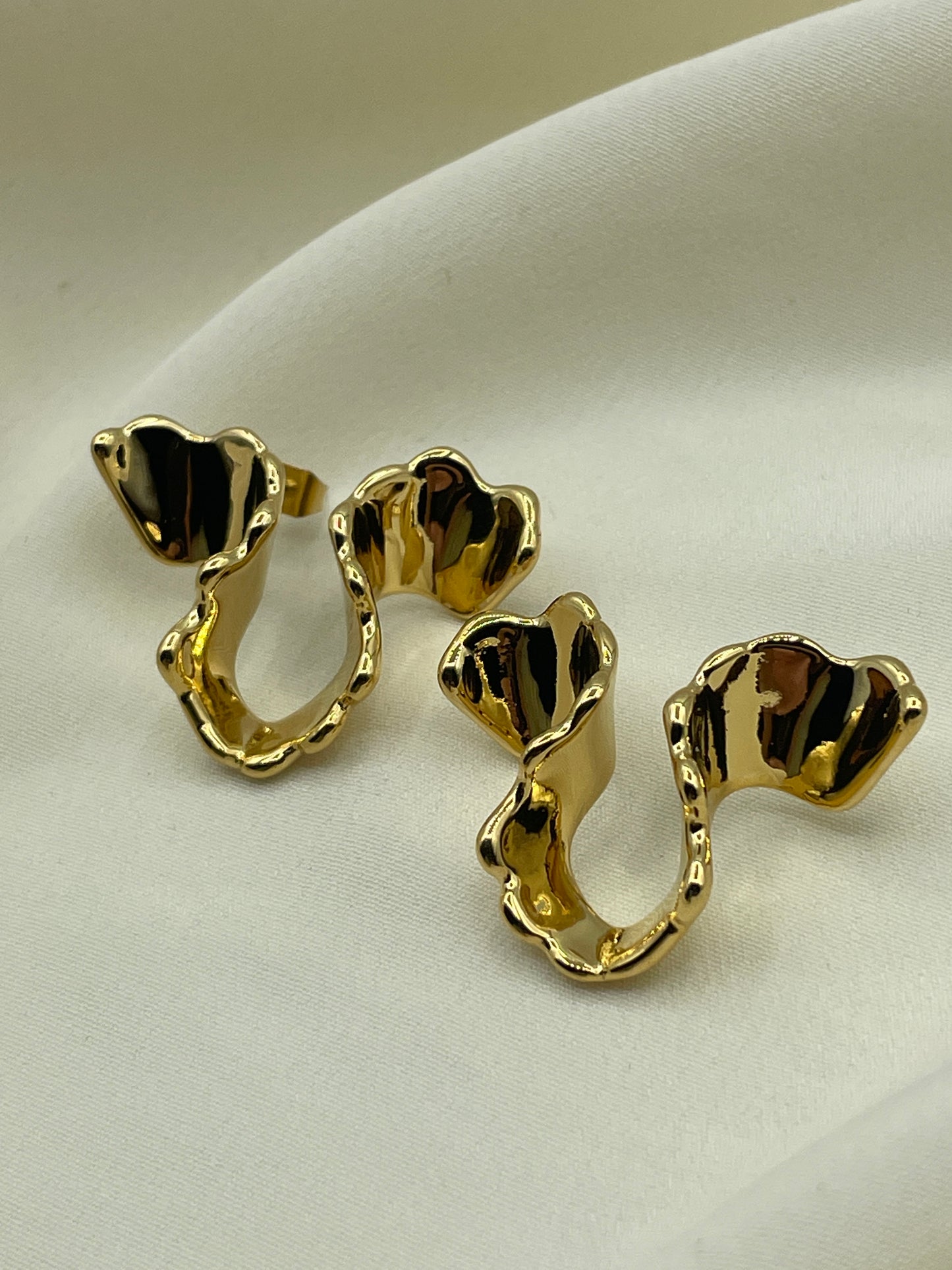 Distorded Upsylon Earrings Gold