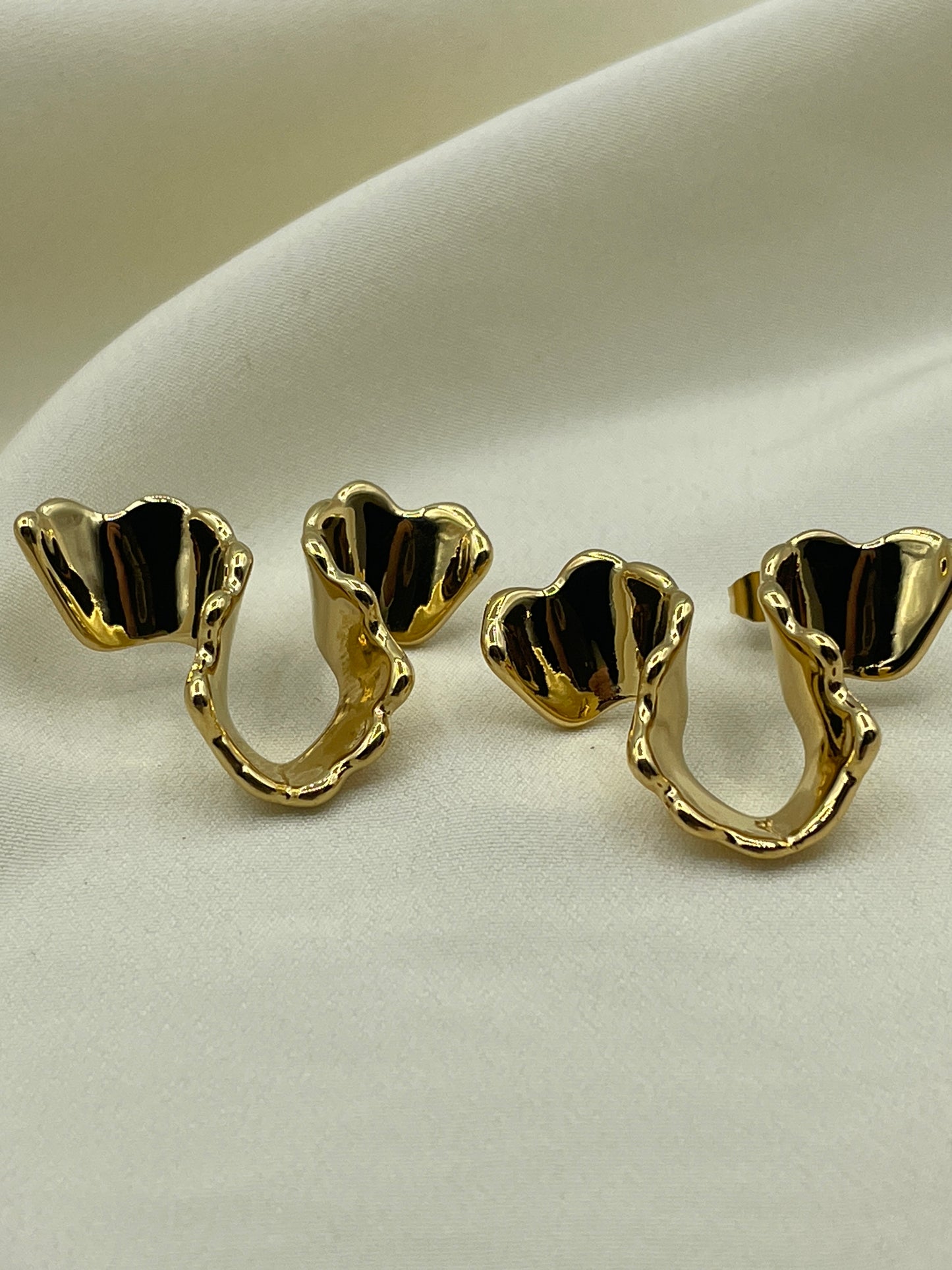 Distorded Upsylon Earrings Gold
