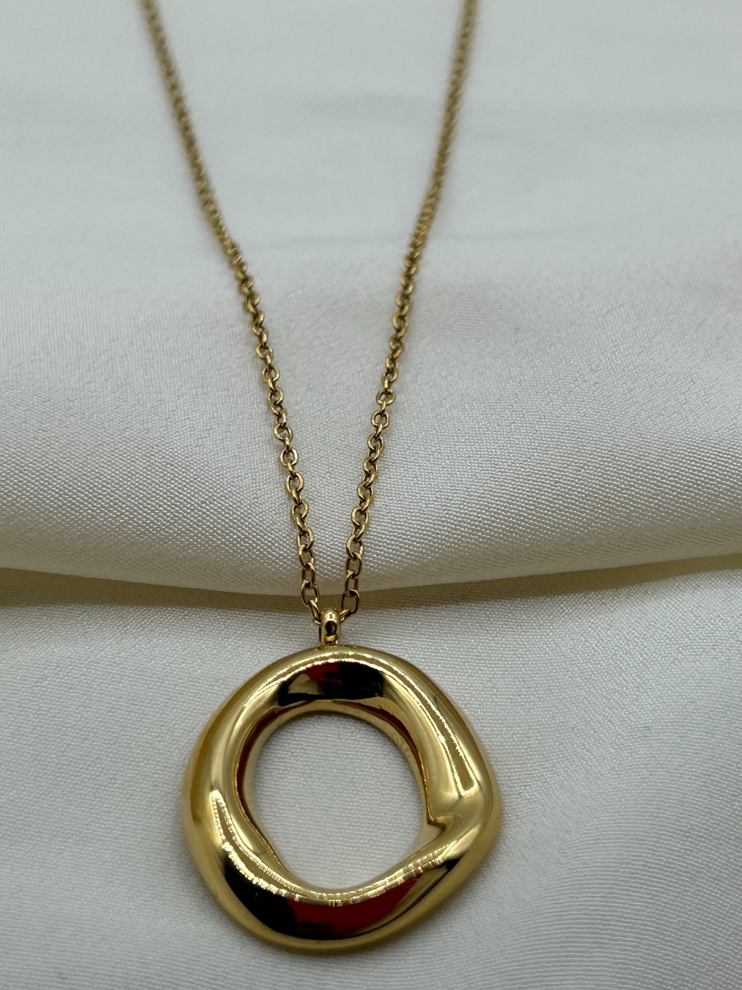 Distorted Circle Necklace Gold