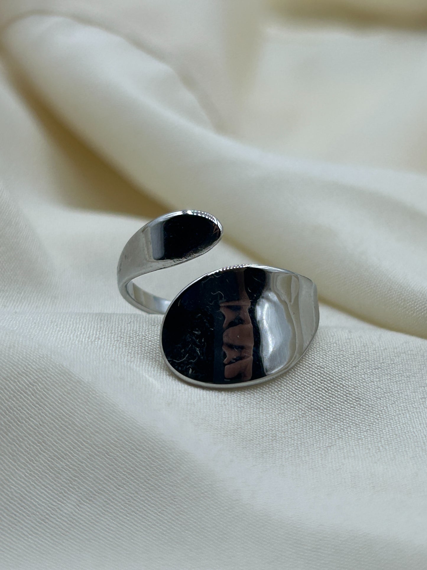 Flat Enlacing Ring Silver