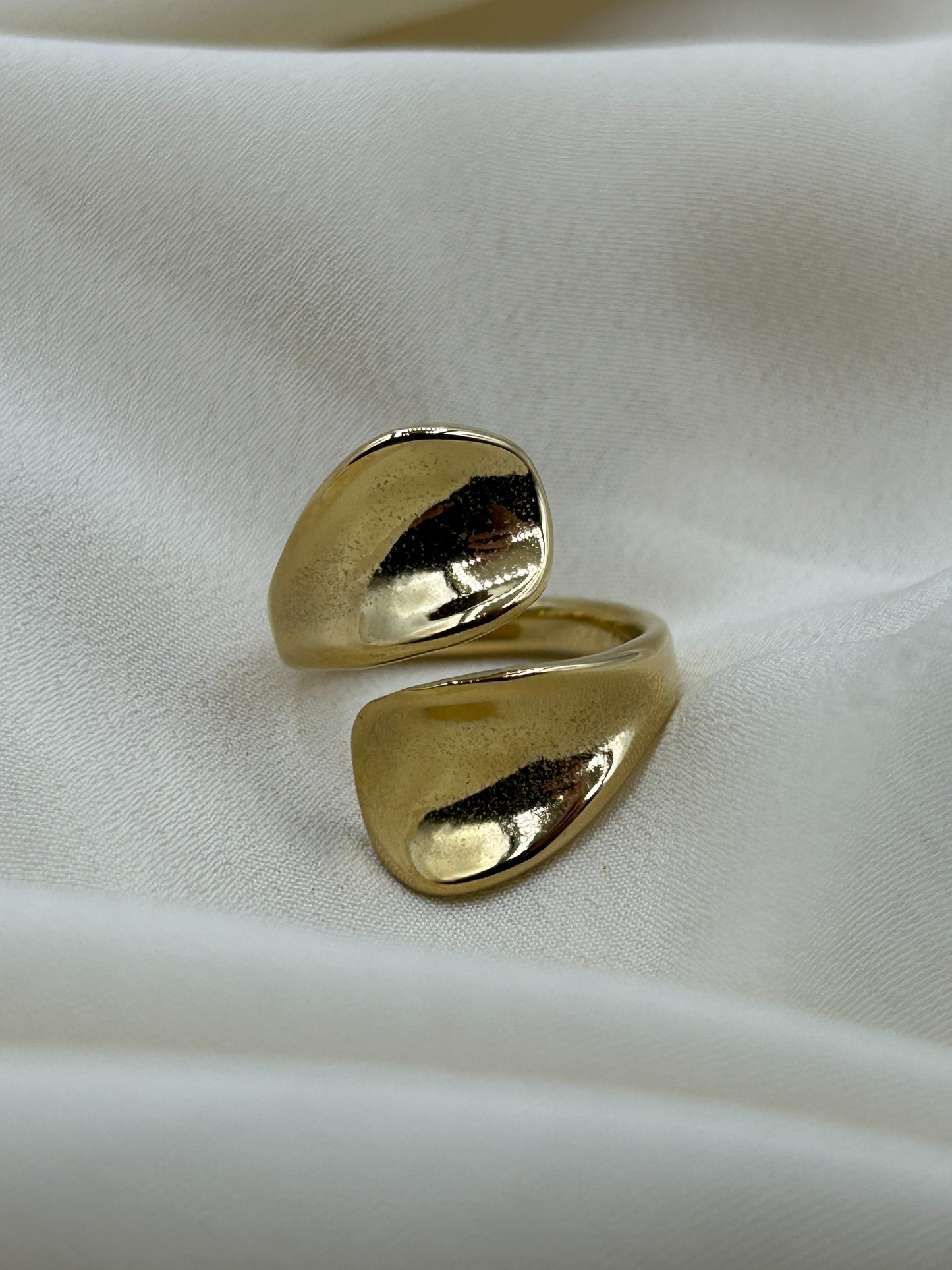 Hollow Enlacing Ring Gold