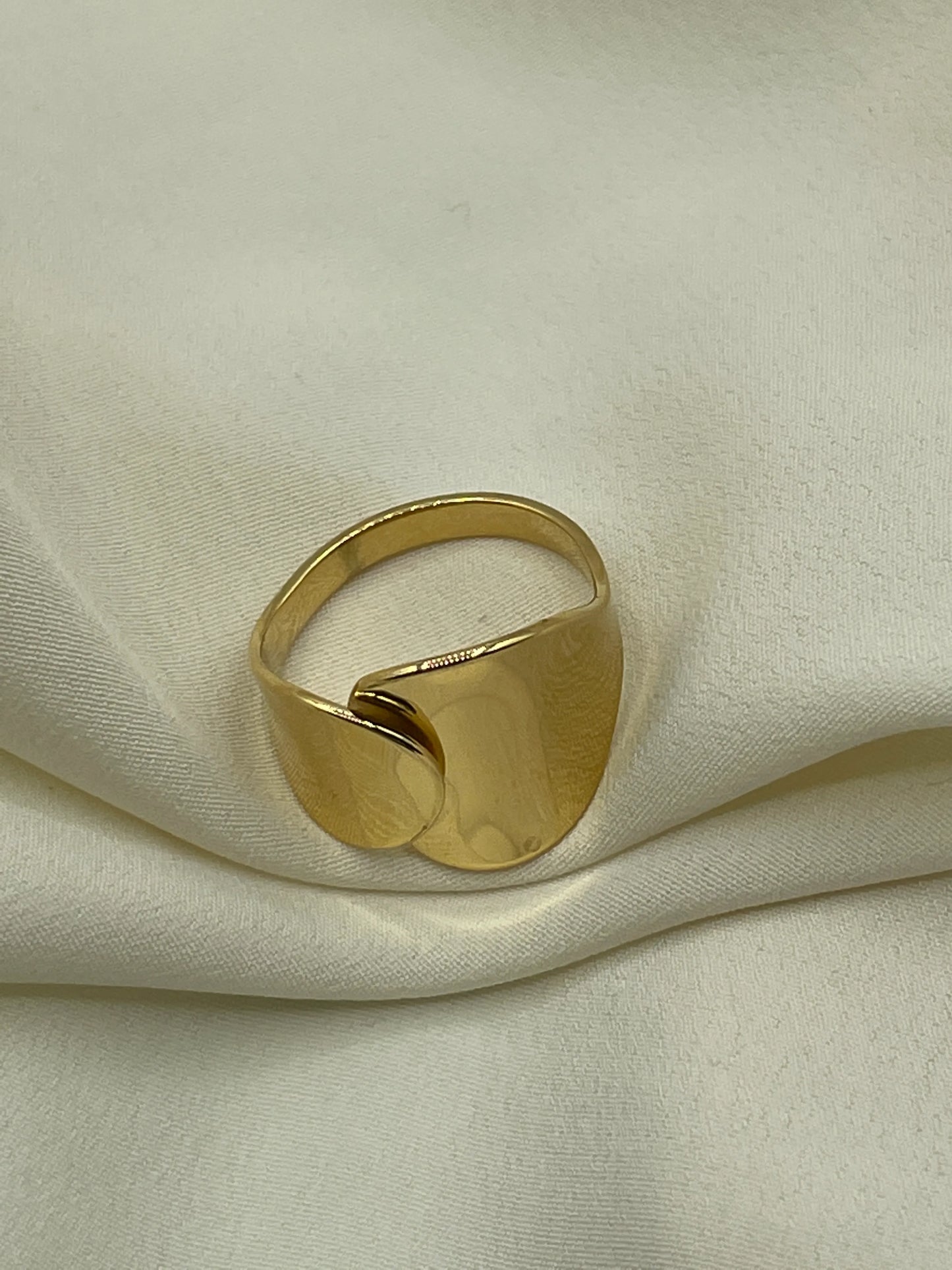 Large Flat Embracing Ring Gold