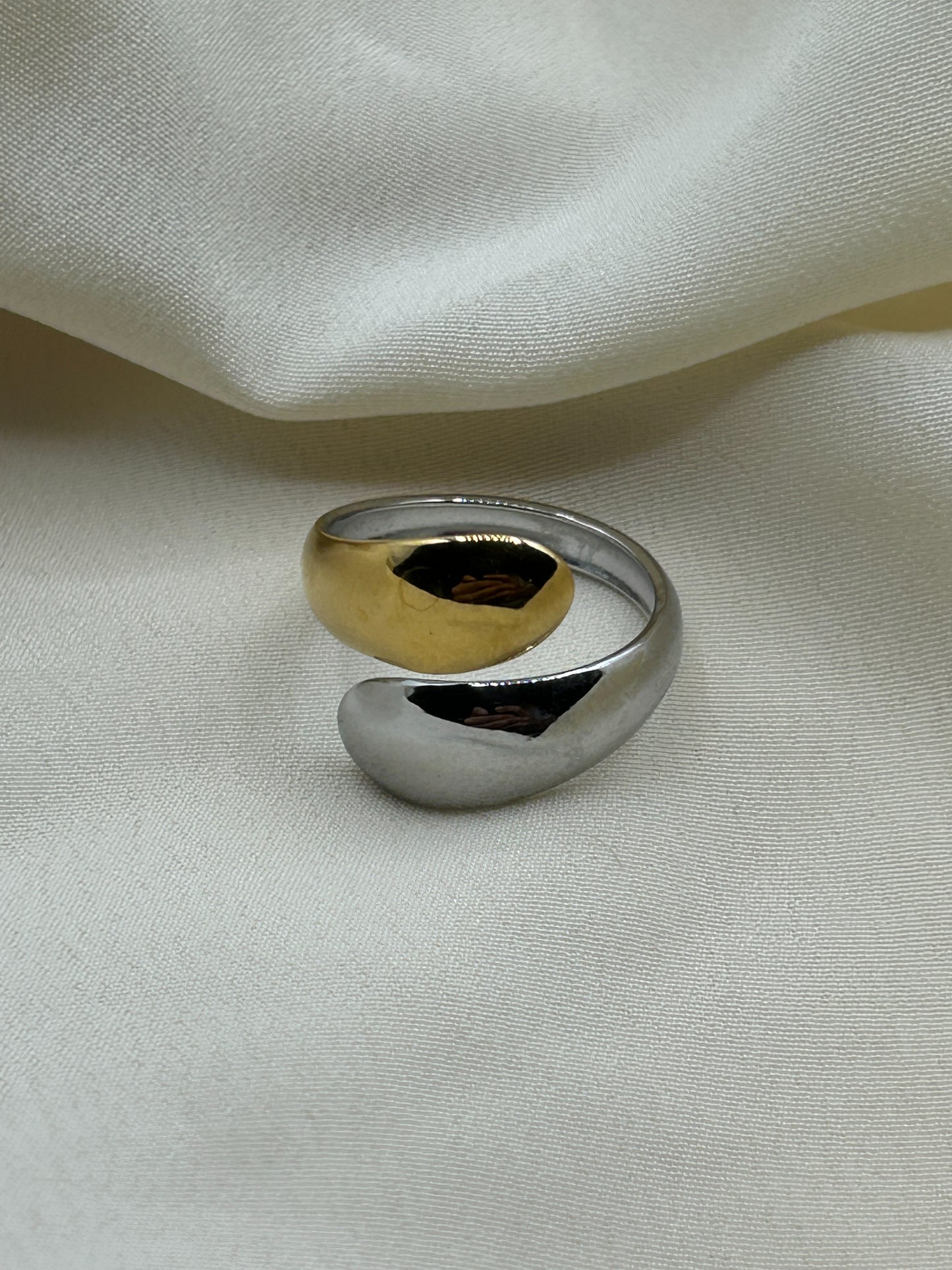 Bicolor Enlacing Ring