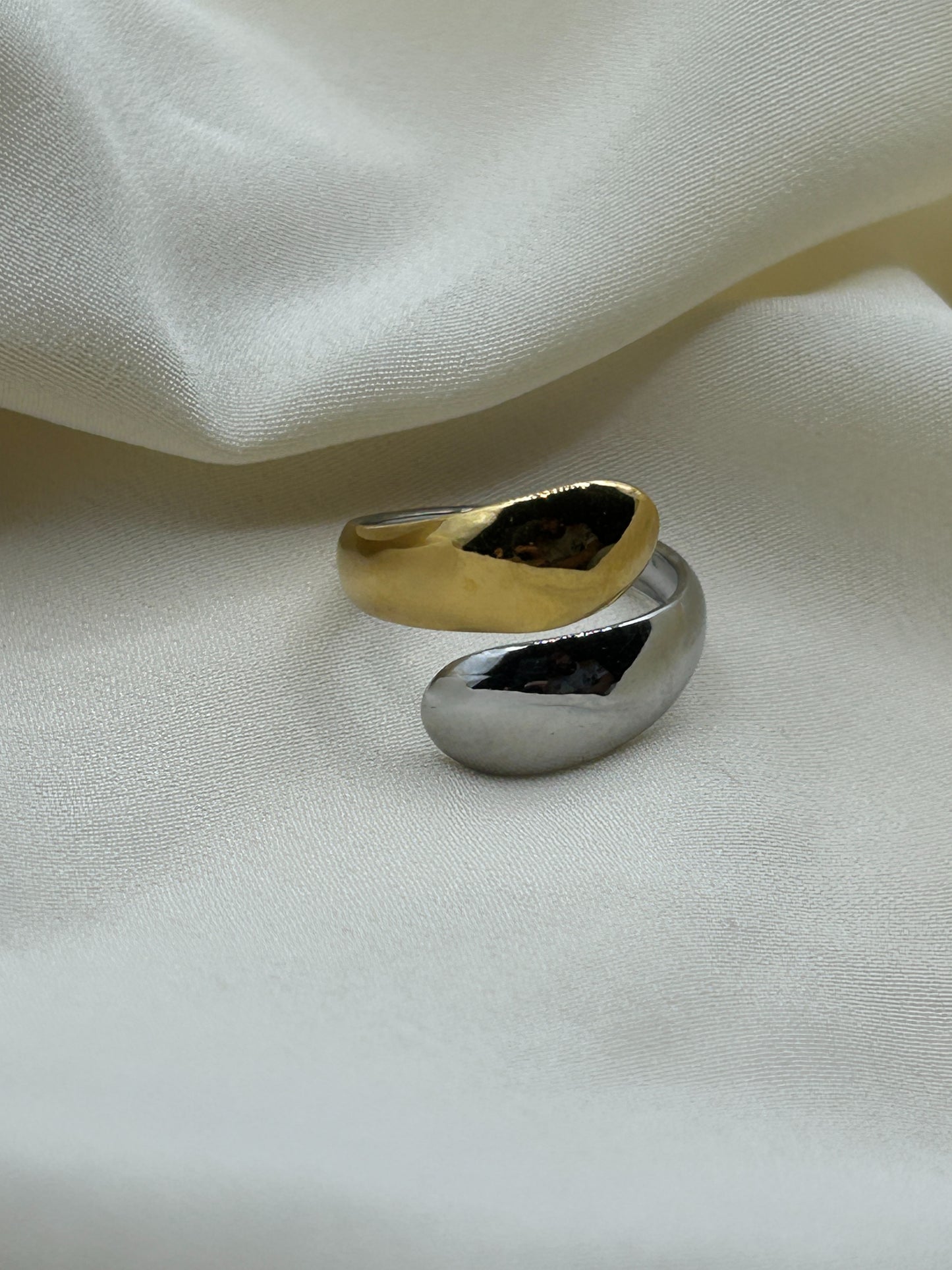 Bicolor Enlacing Ring