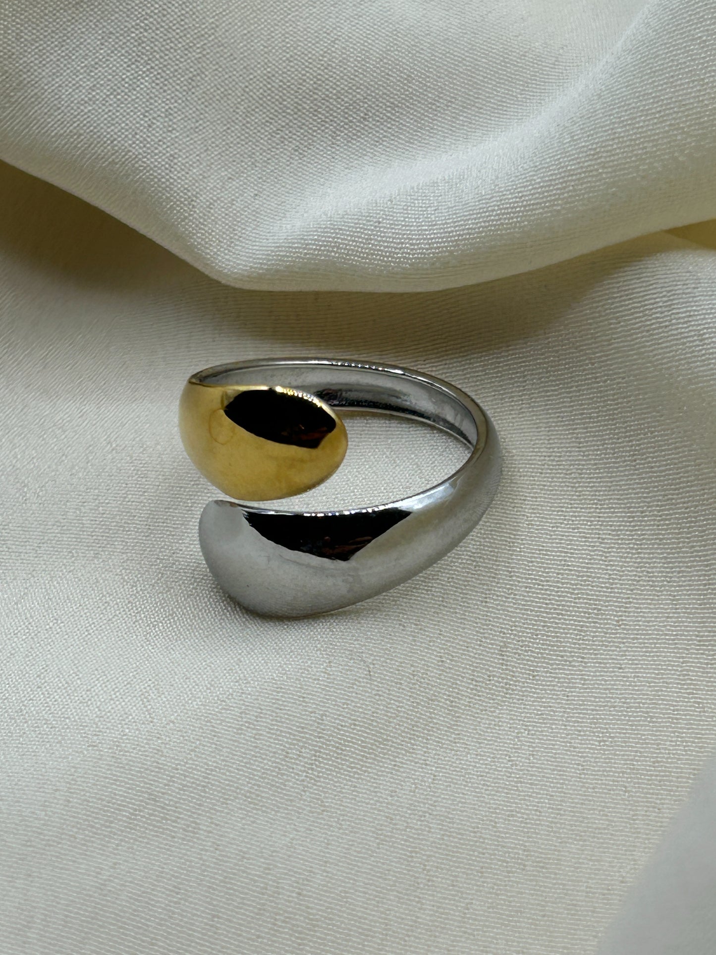 Bicolor Enlacing Ring