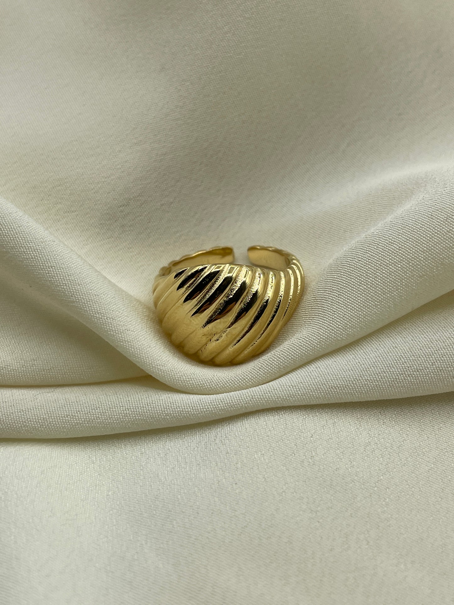 Croissant Ring Gold