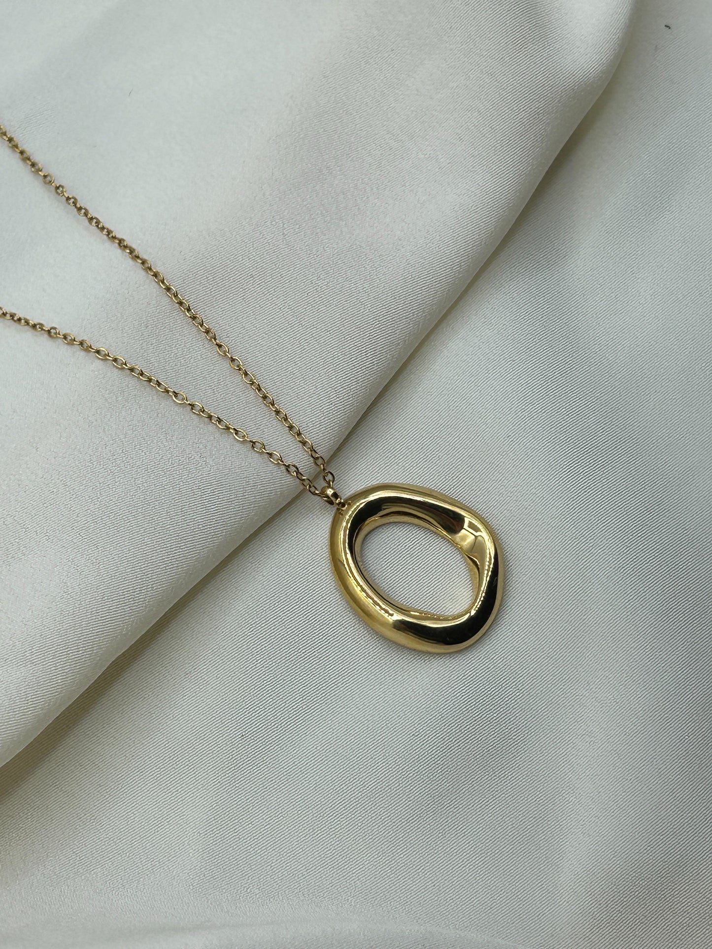 Distorted Circle Necklace Gold