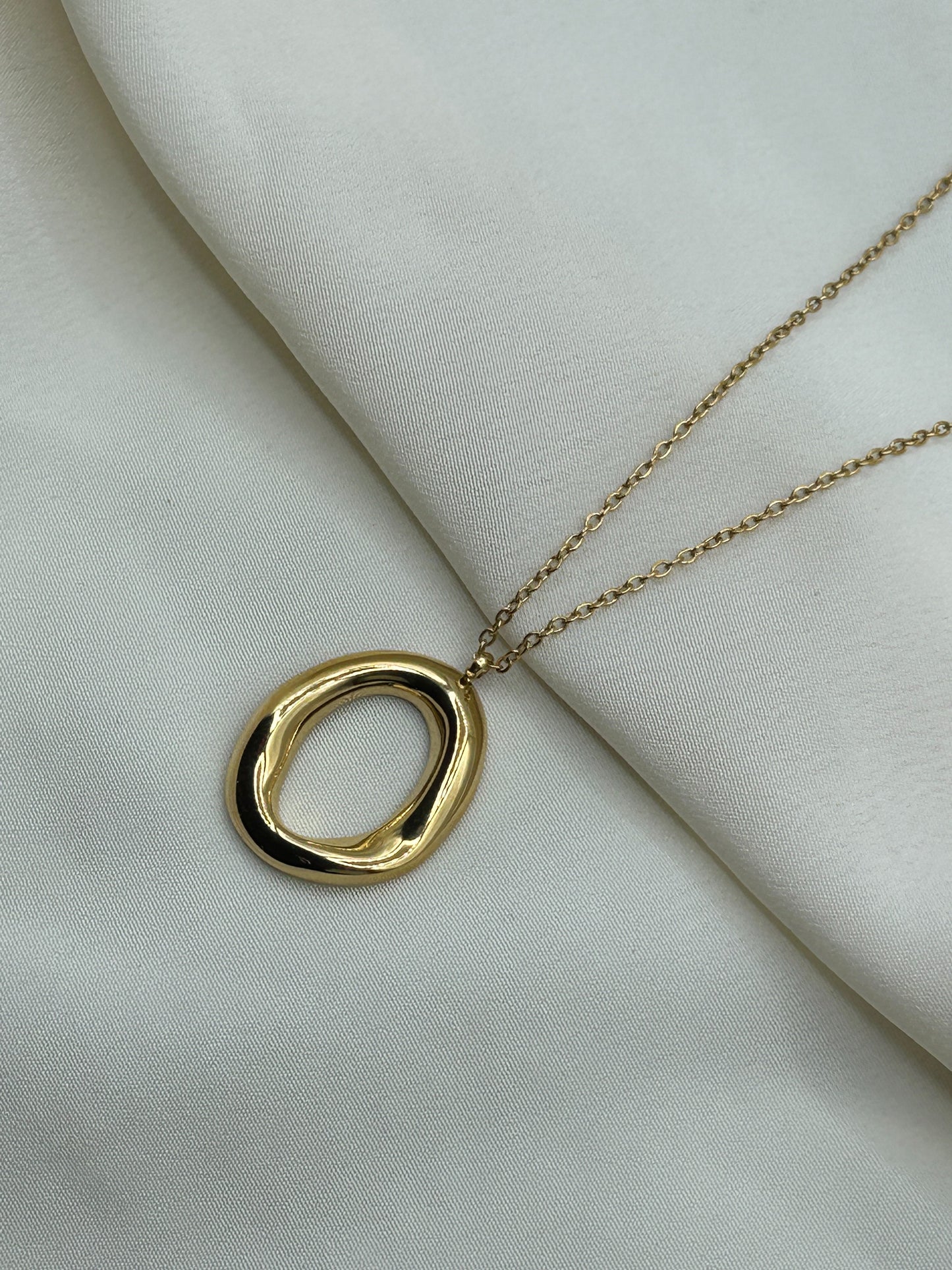 Distorted Circle Necklace Gold