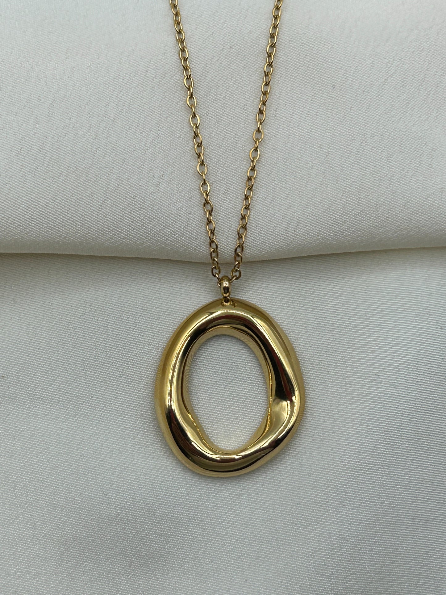 Distorted Circle Necklace Gold