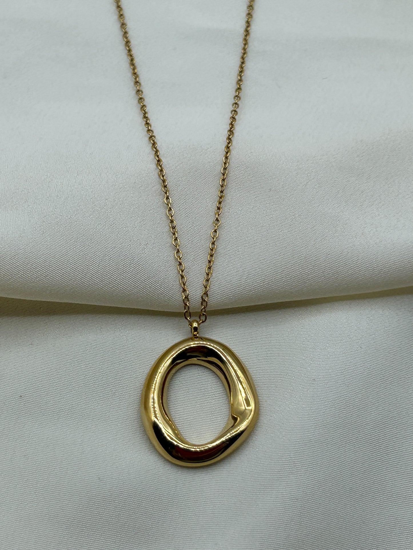 Distorted Circle Necklace Gold