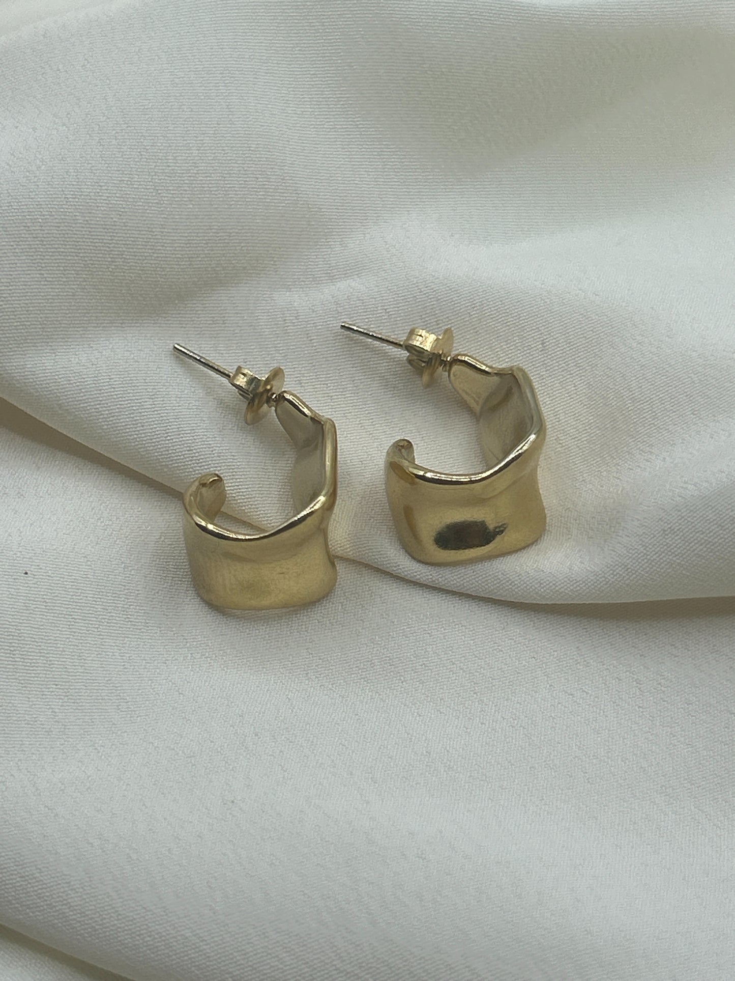 Distorted Claw Earrings Gold