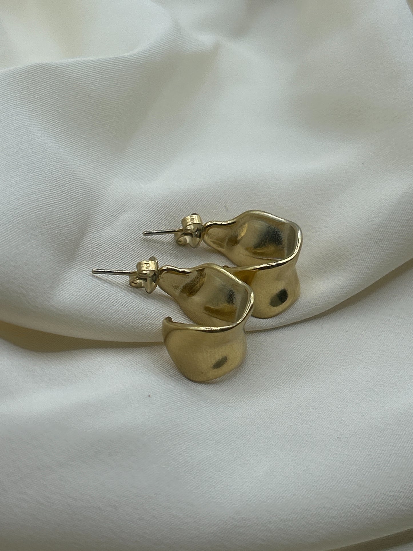Distorted Claw Earrings Gold