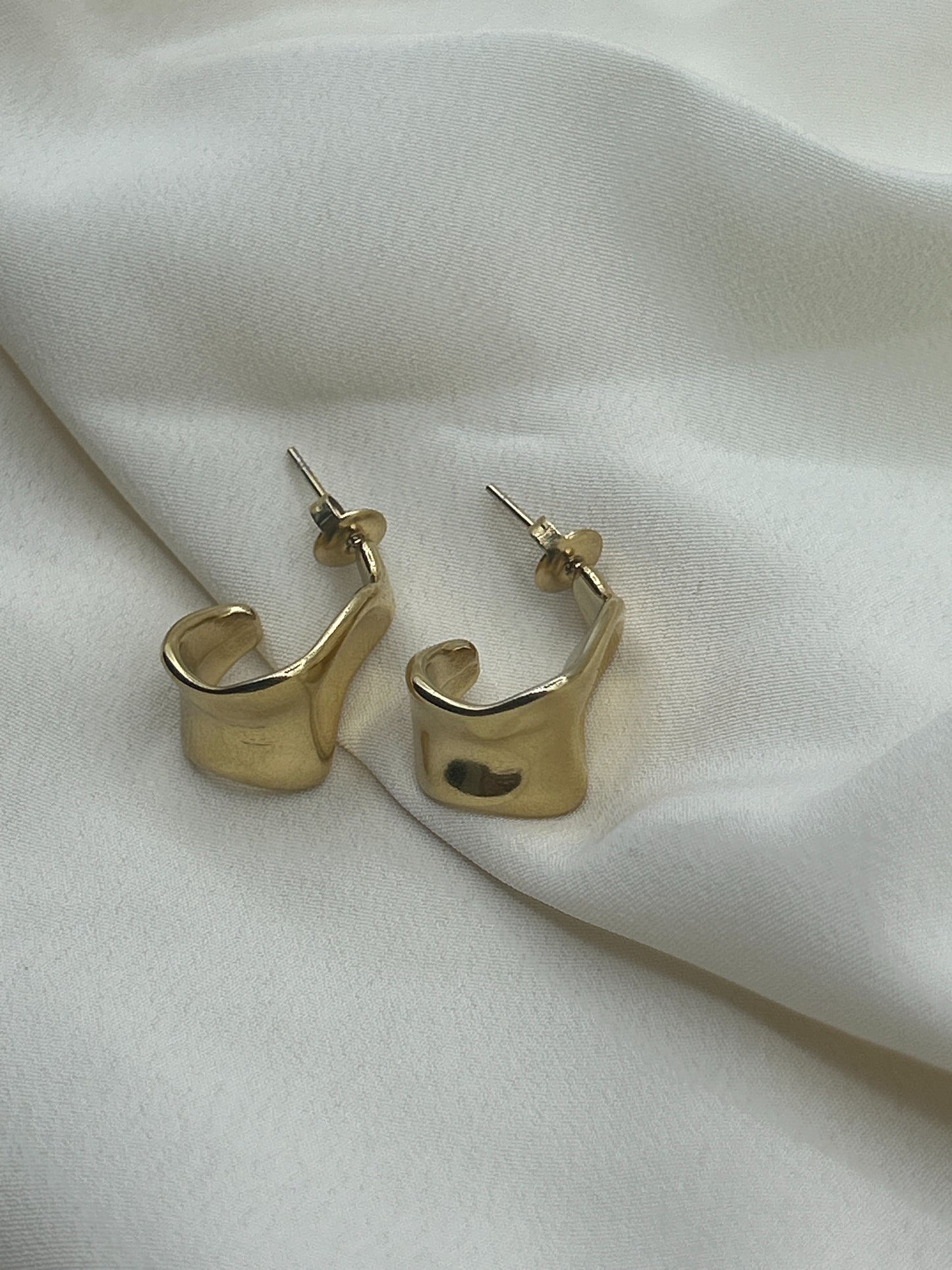 Distorted Claw Earrings Gold