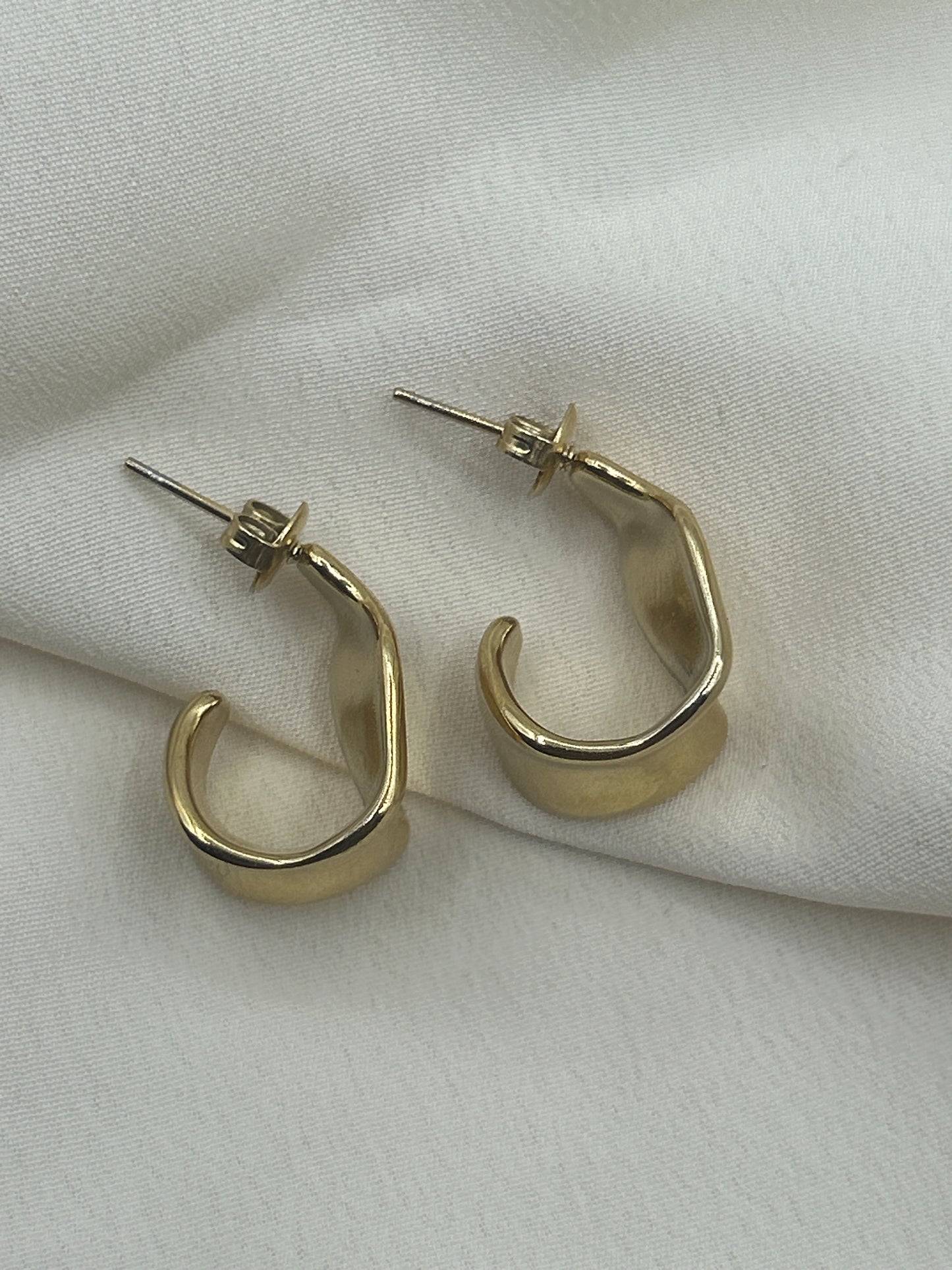 Distorted Claw Earrings Gold