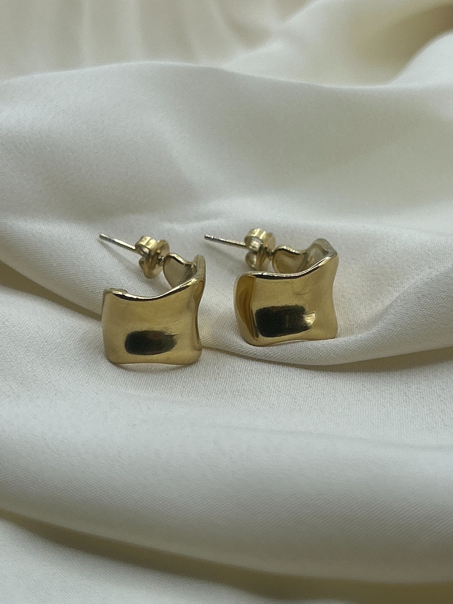 Distorted Claw Earrings Gold