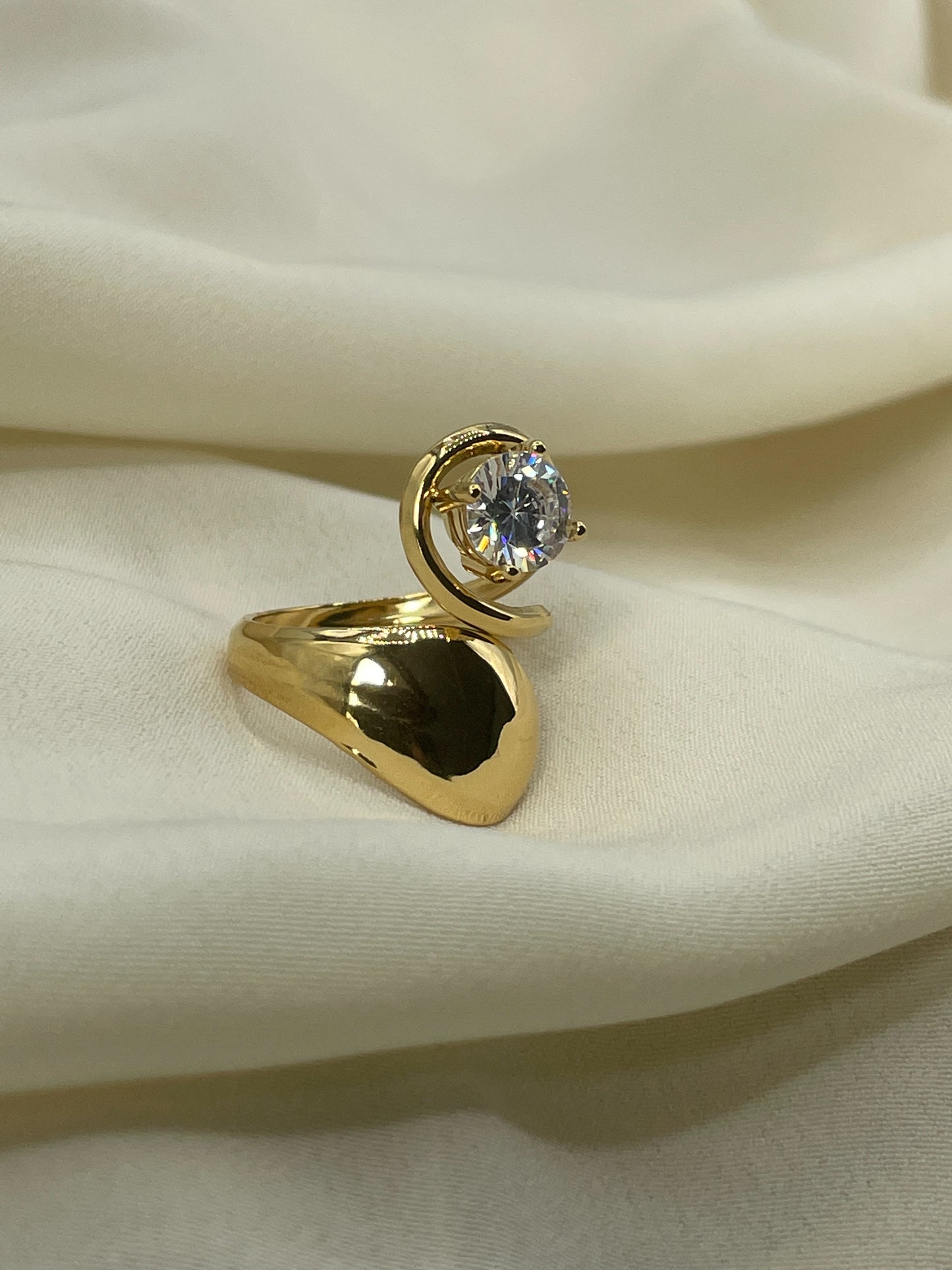 Enlacing Diamond Gold Ring