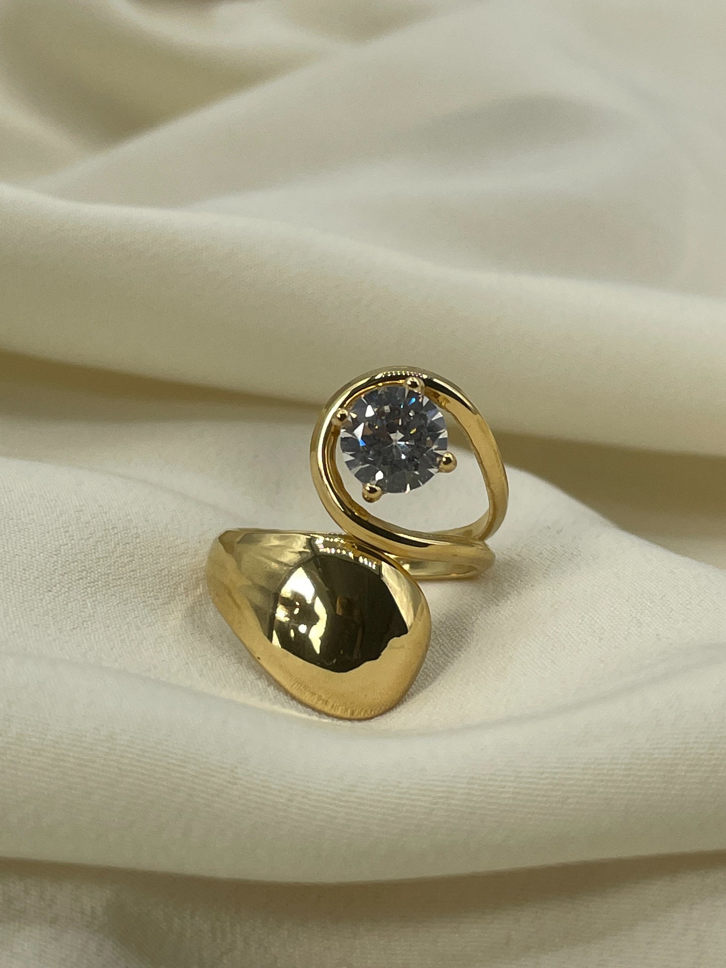 Enlacing Diamond Gold Ring