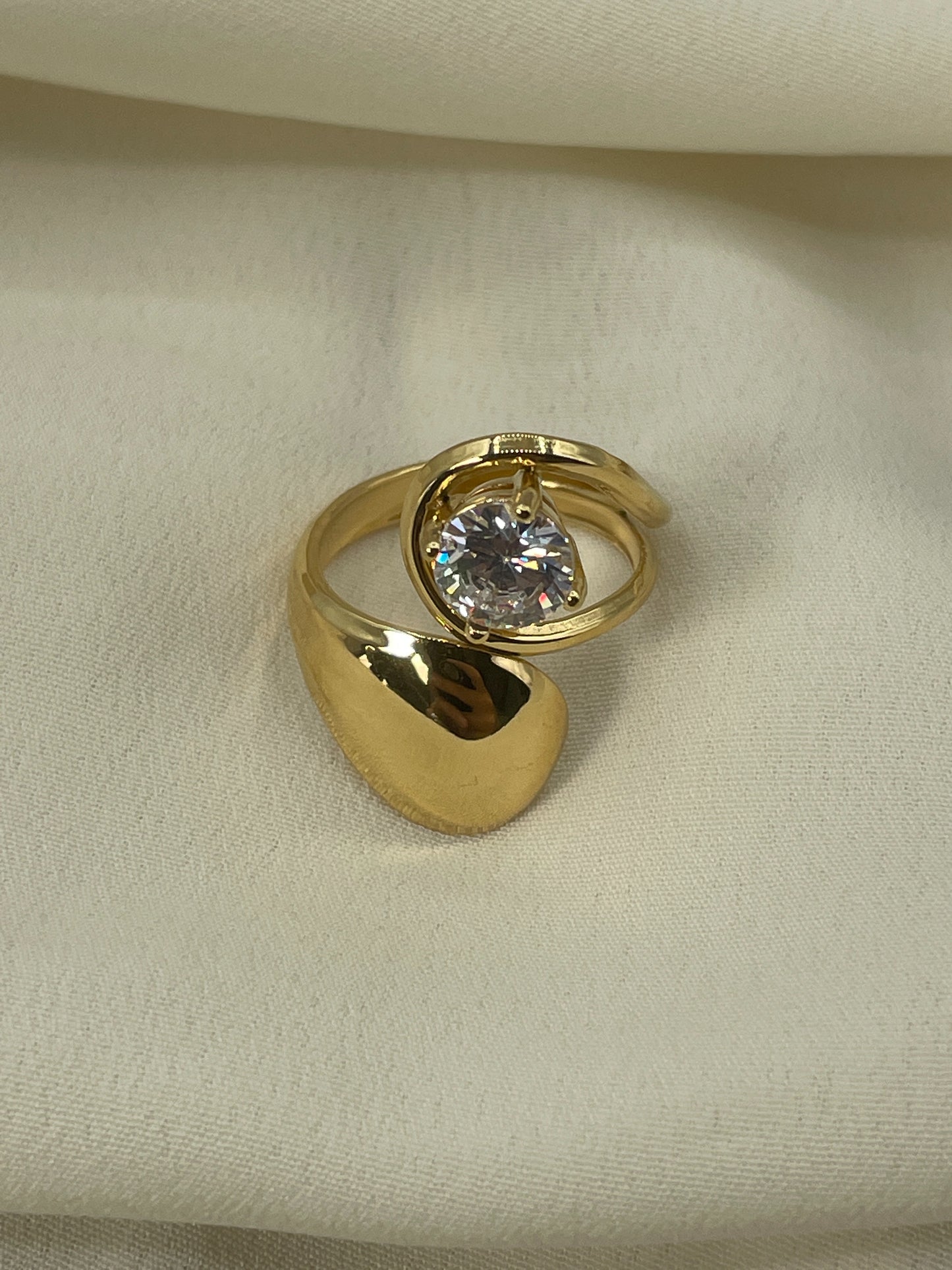 Enlacing Diamond Gold Ring