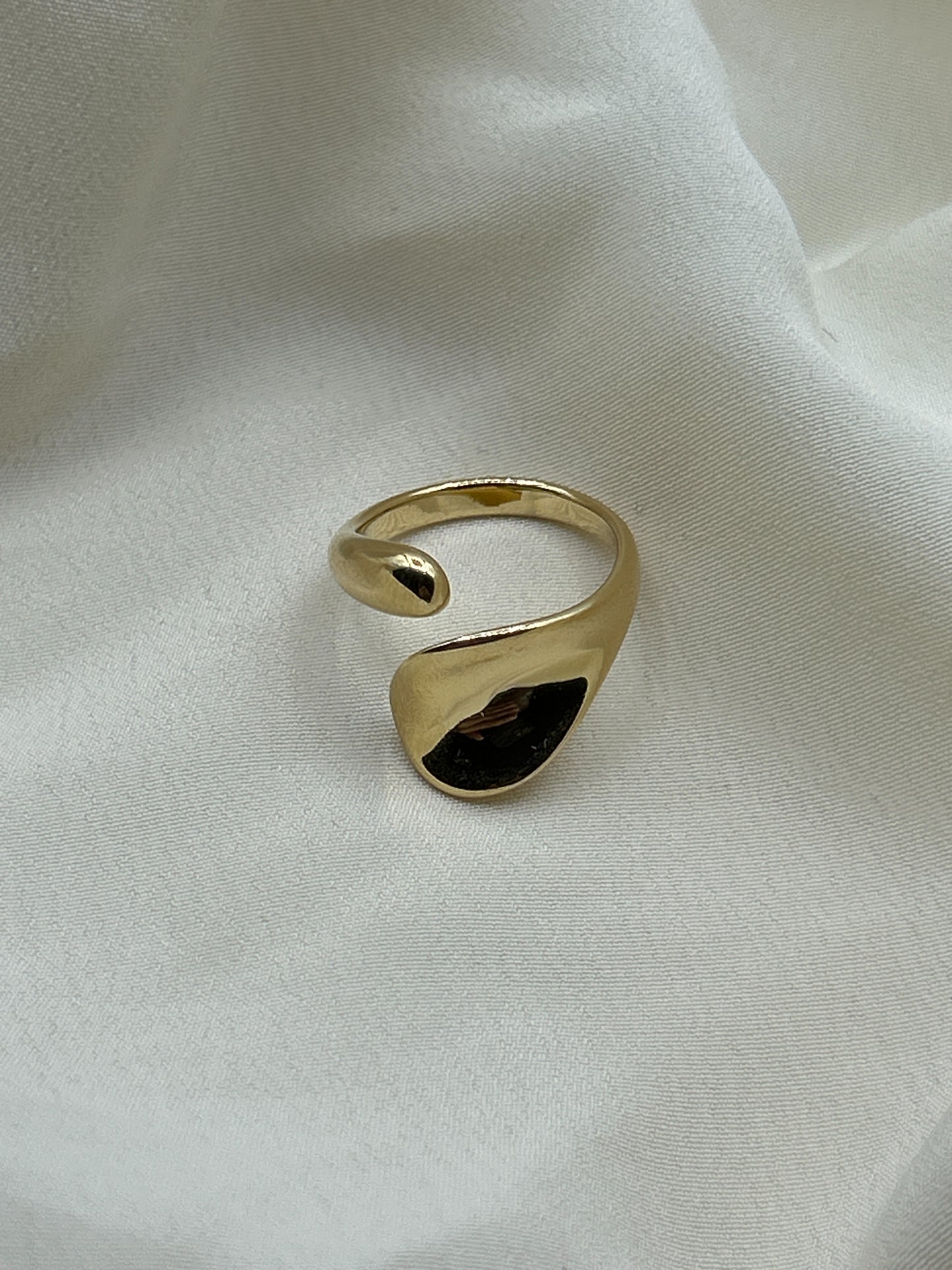 Flat Enlacing Ring Gold