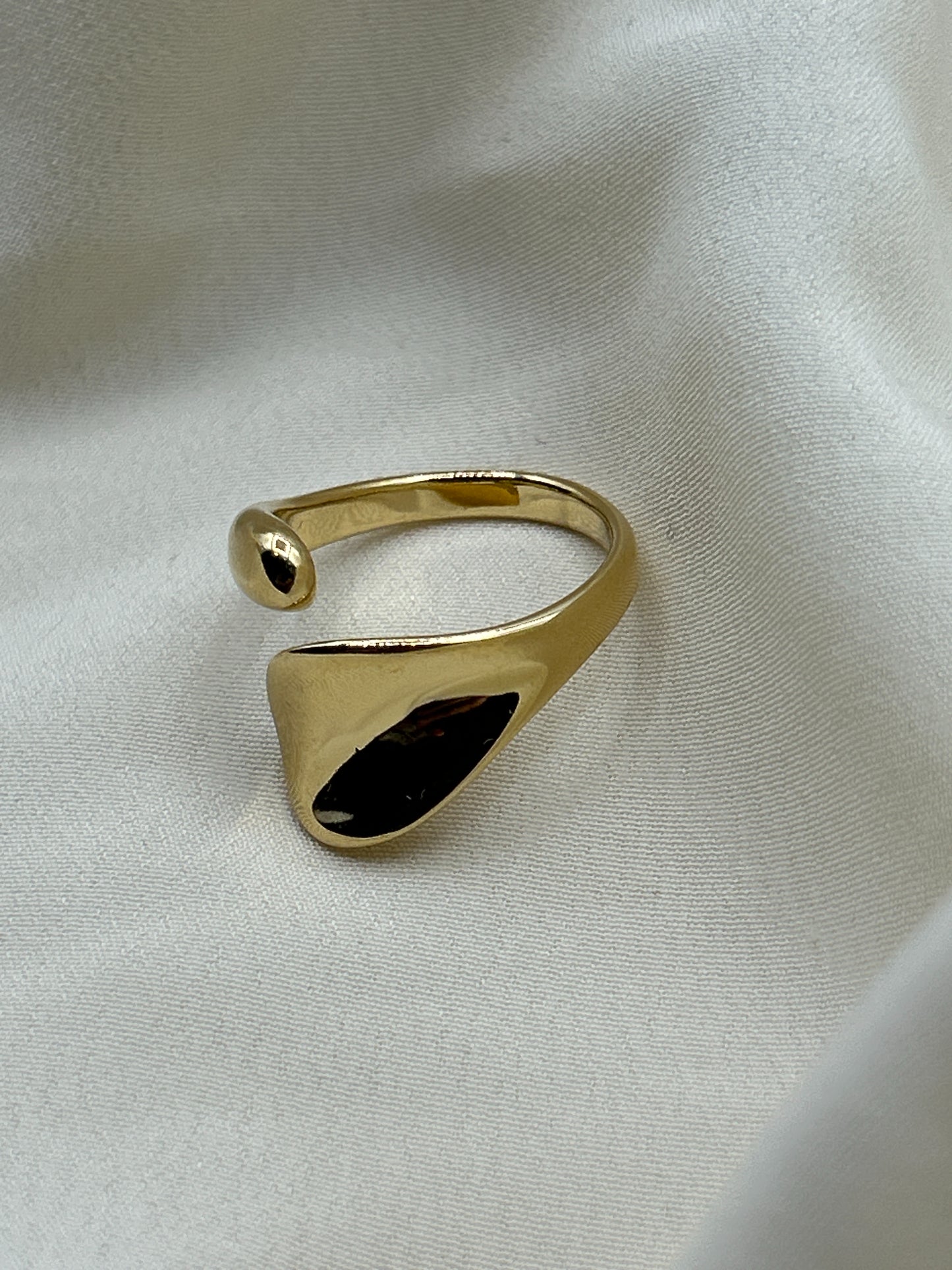 Flat Enlacing Ring Gold