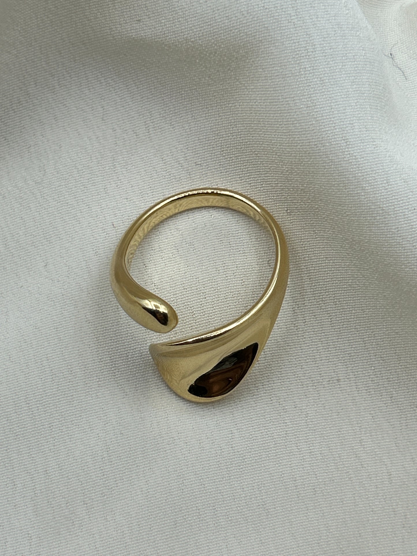 Flat Enlacing Ring Gold