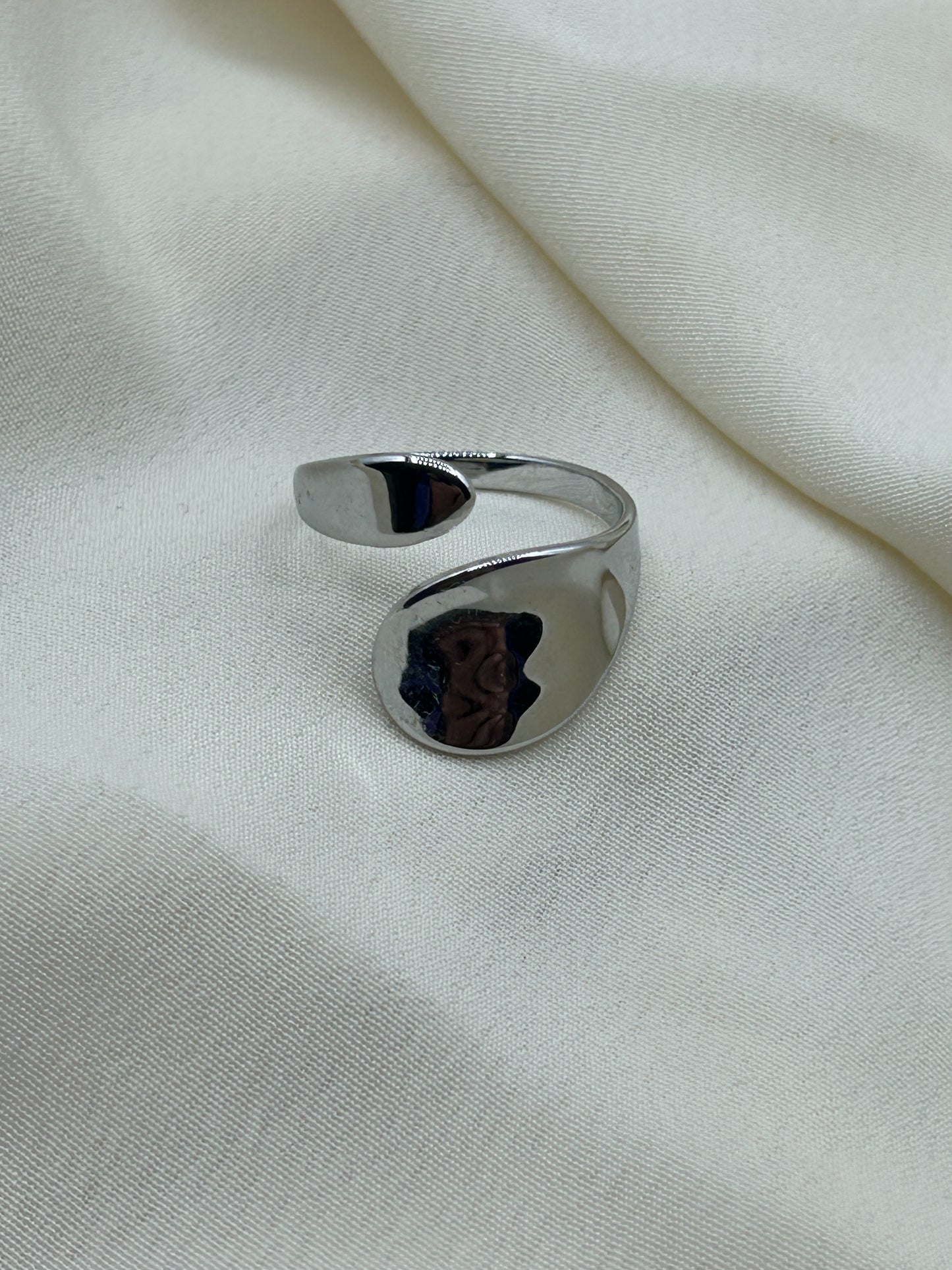 Flat Enlacing Ring Silver