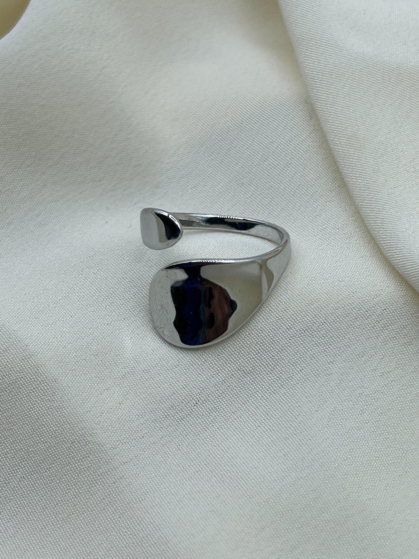 Flat Enlacing Ring Silver