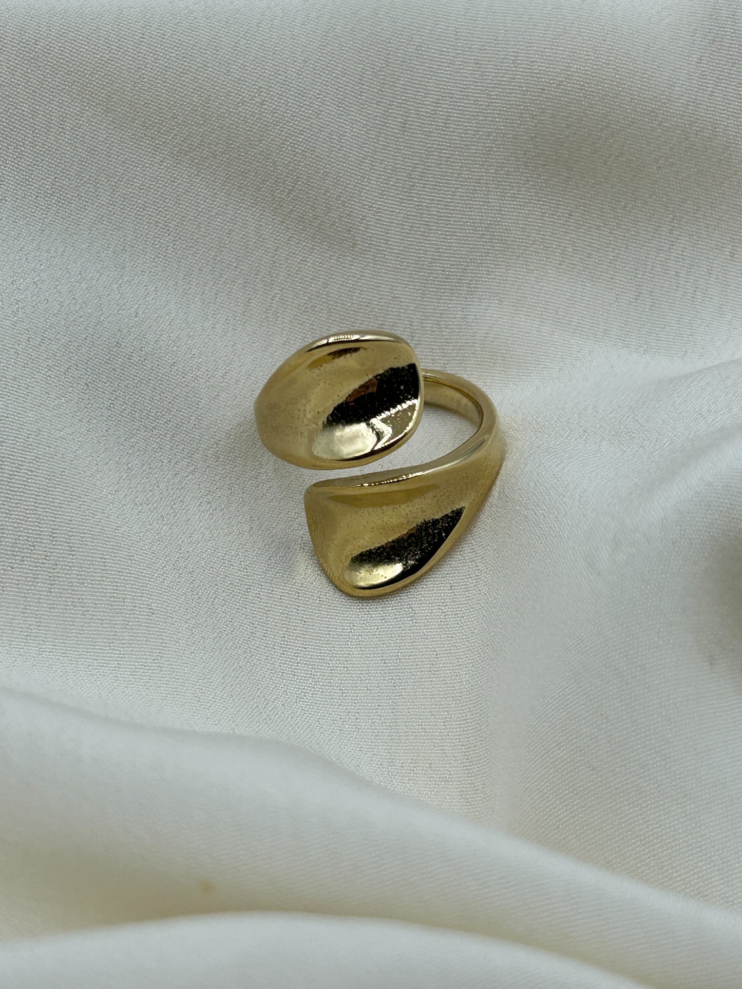 Hollow Enlacing Ring Gold