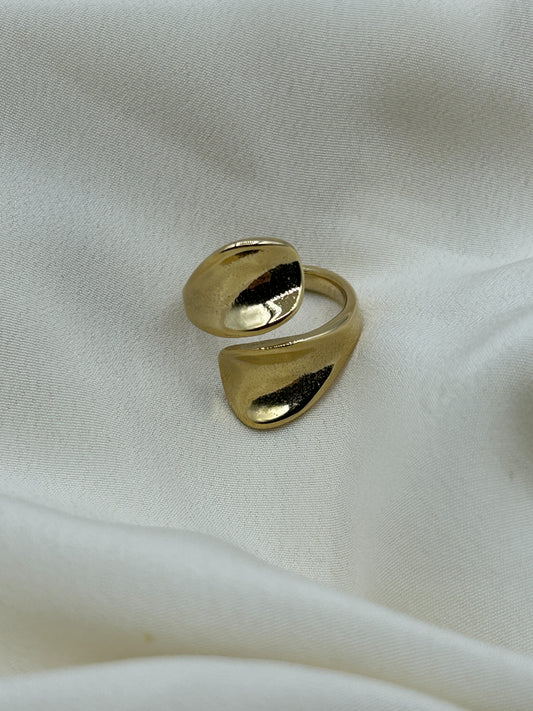 Hollow Enlacing Ring Gold