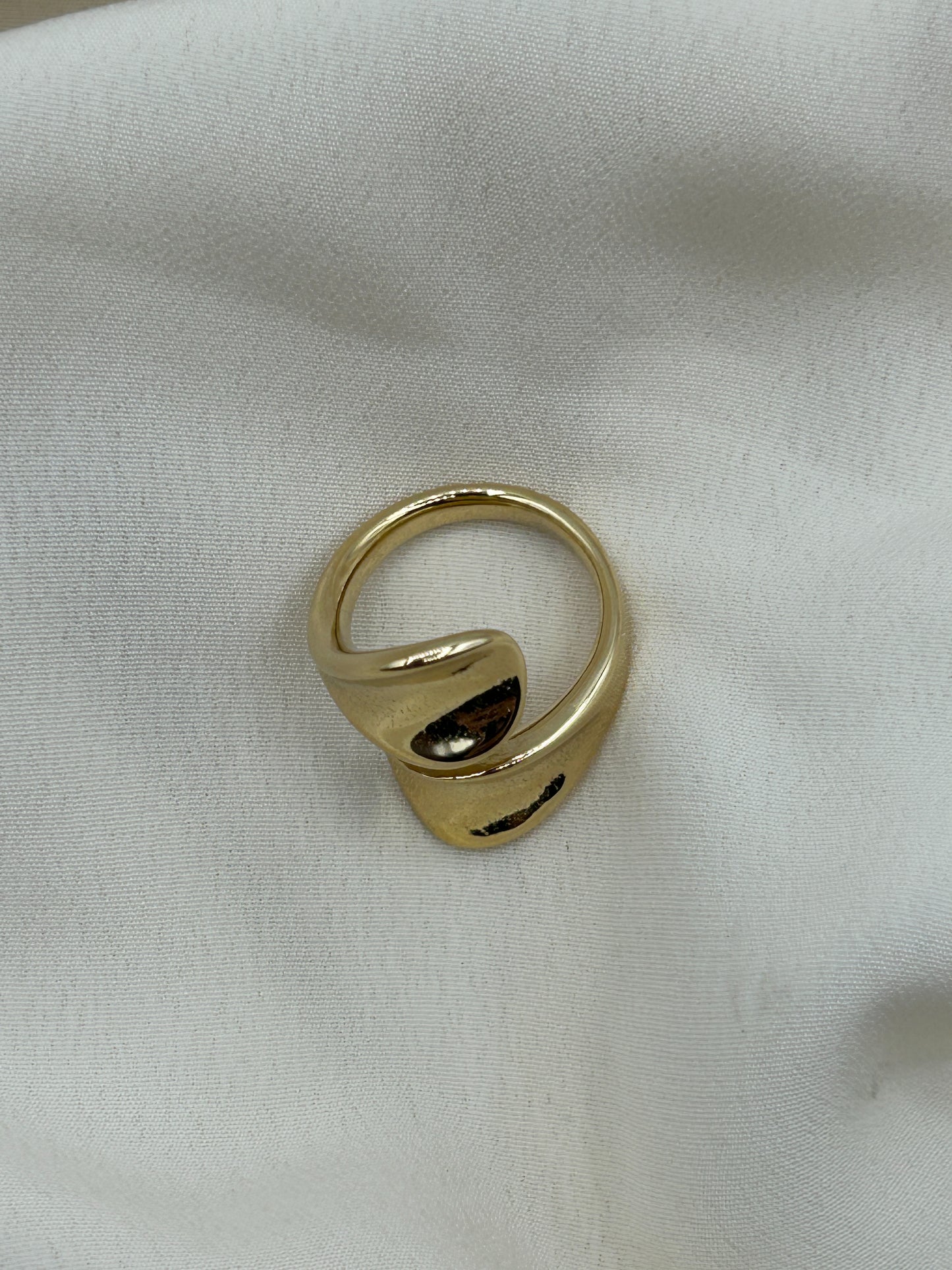 Hollow Enlacing Ring Gold