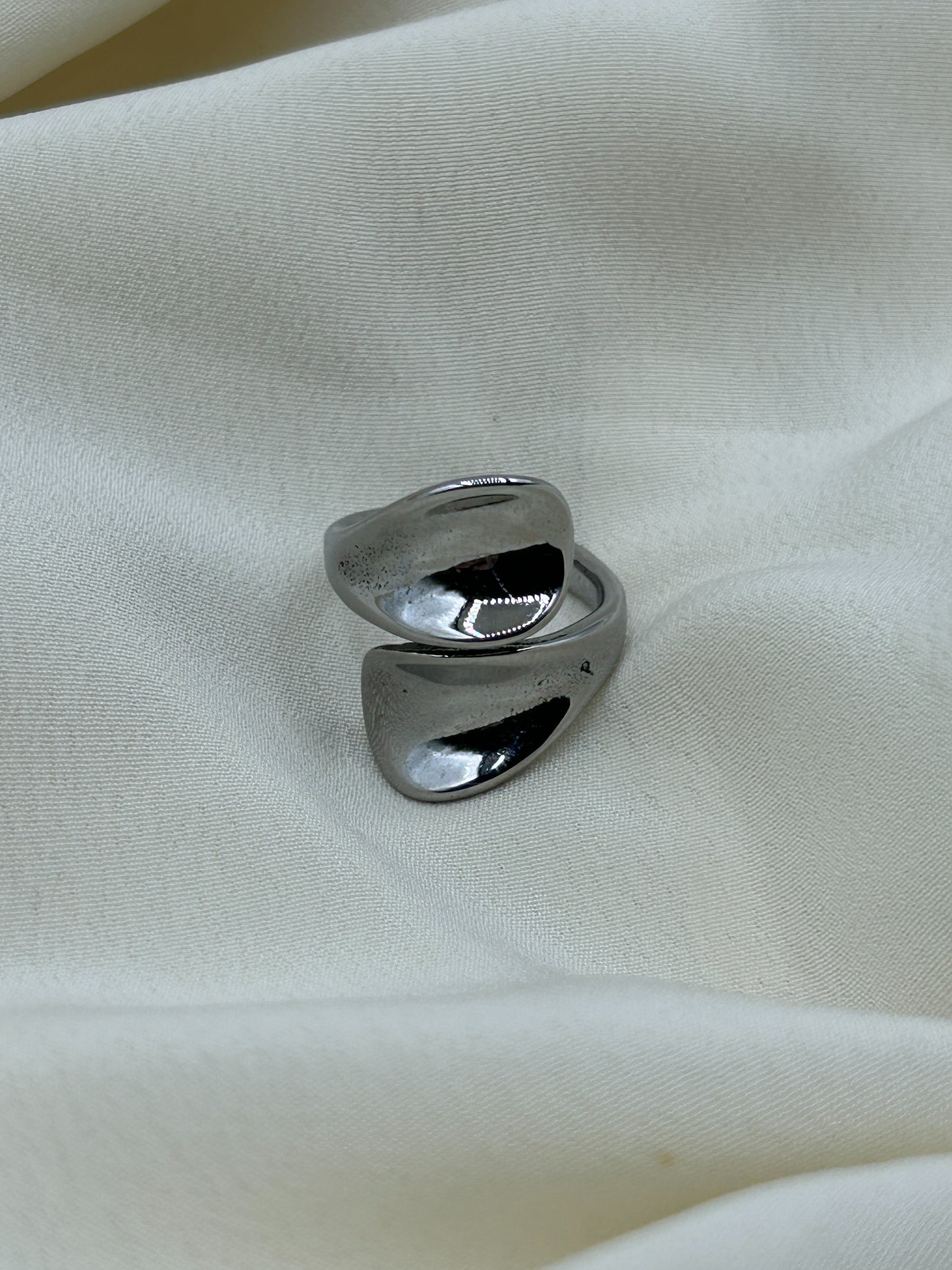 Hollow Enlacing Ring Silver