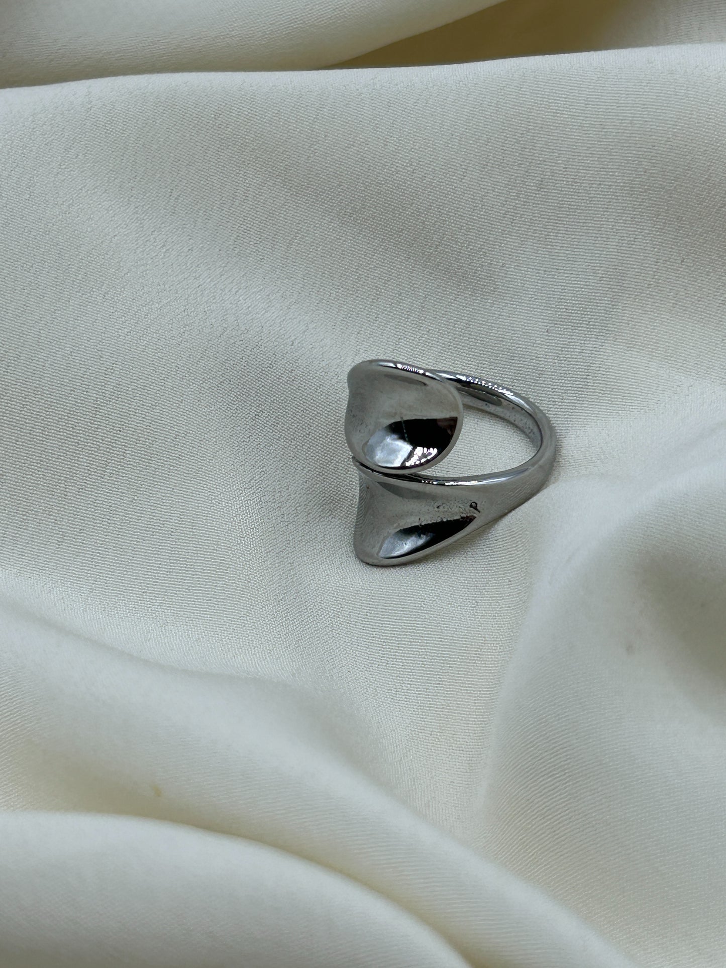 Hollow Enlacing Ring Silver