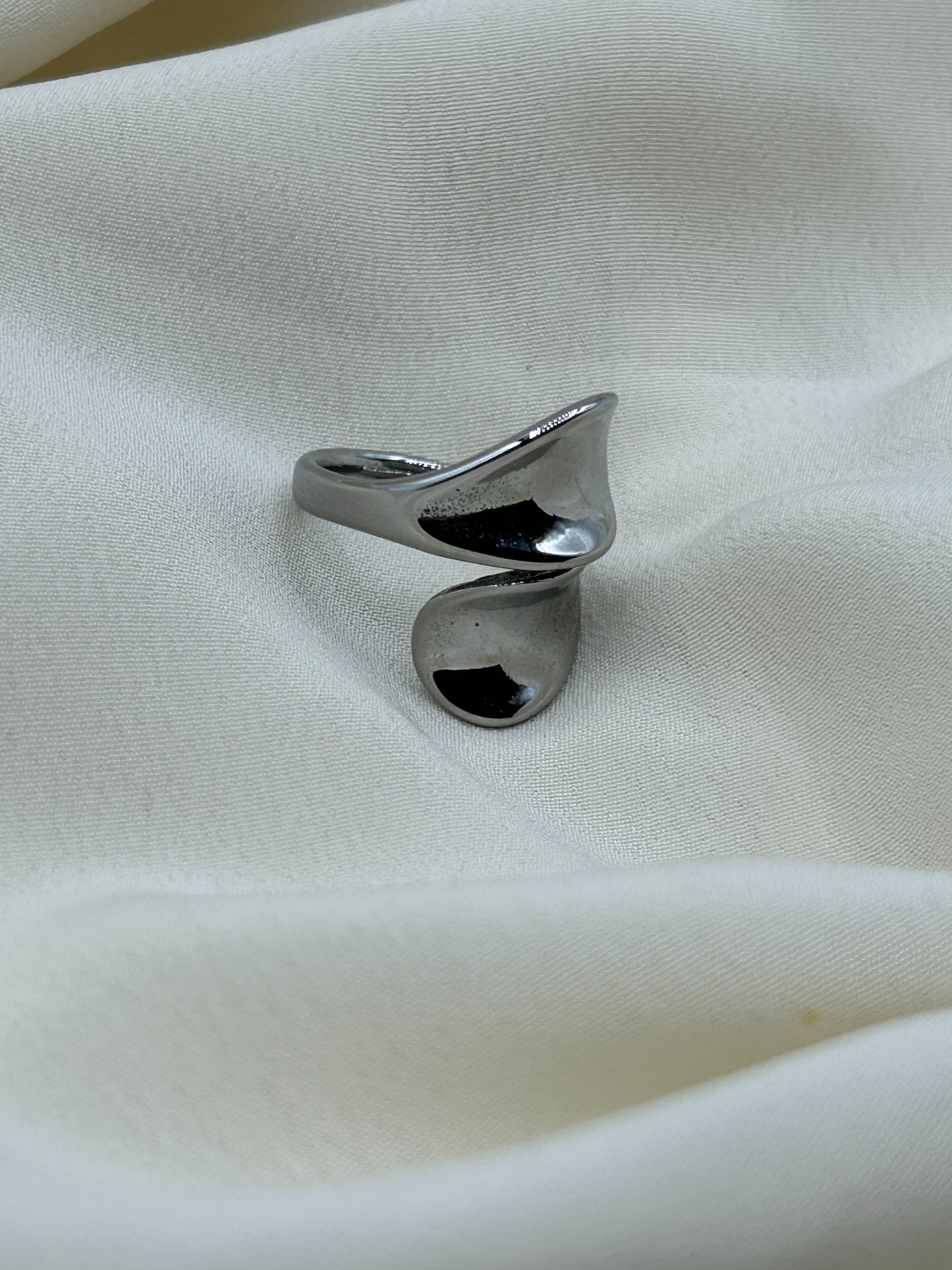 Hollow Enlacing Ring Silver