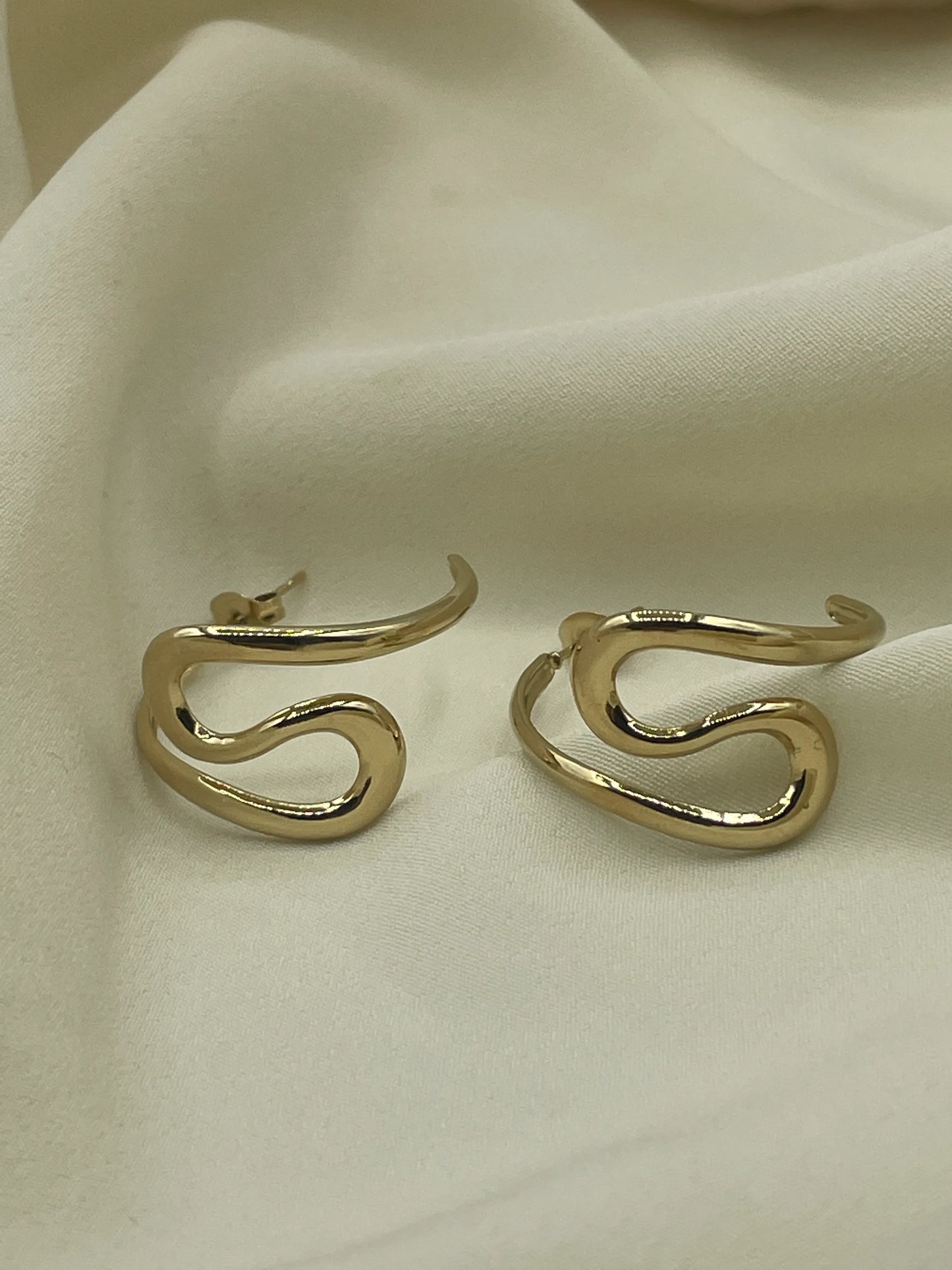 Serpentine Hoops Earrings Gold