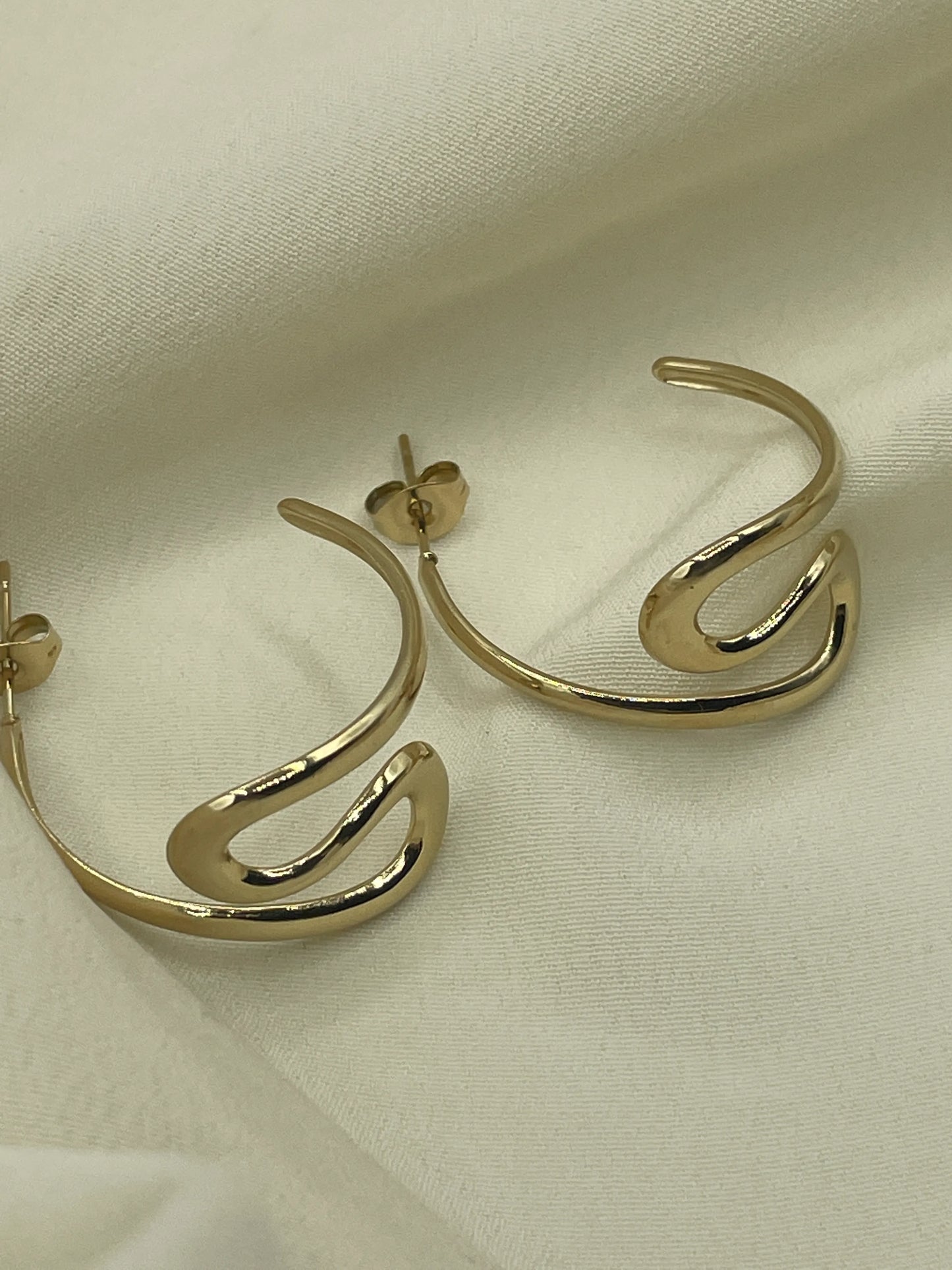 Serpentine Hoops Earrings Gold