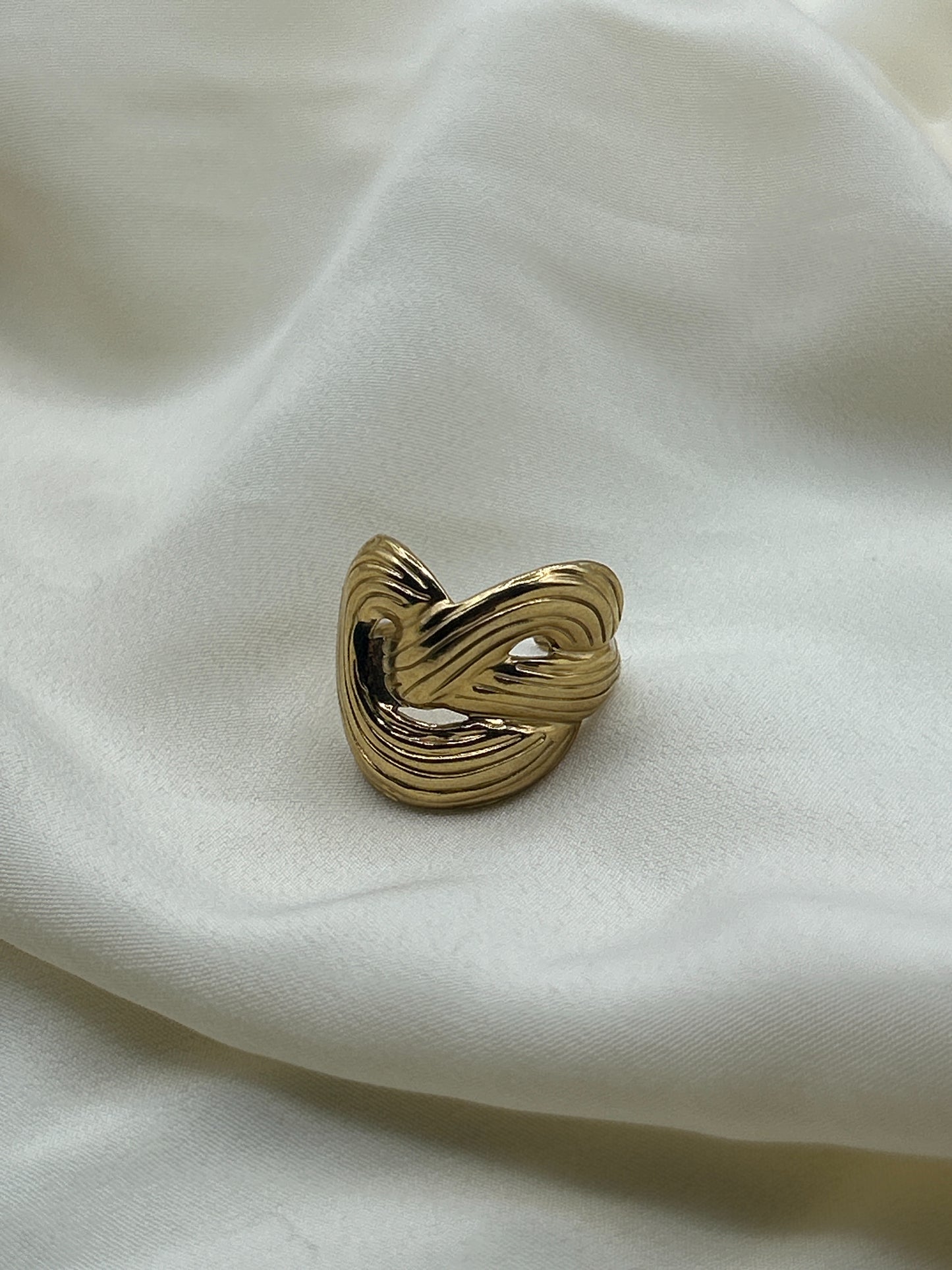 Intertwining Flat Ring Gold