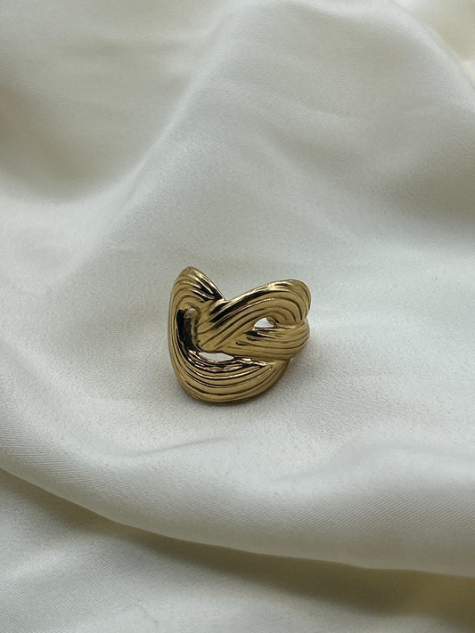 Intertwining Flat Ring Gold