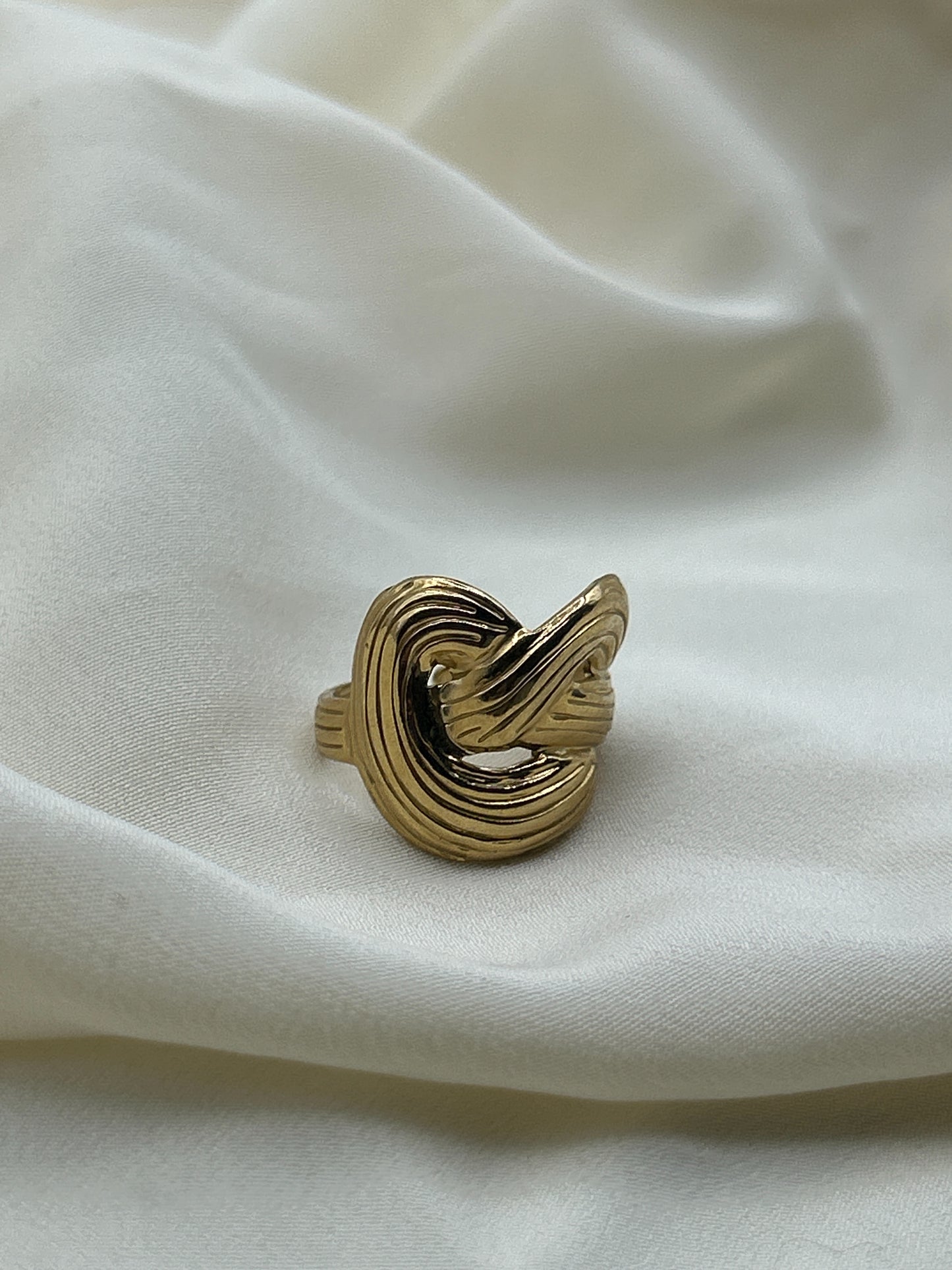 Intertwining Flat Ring Gold
