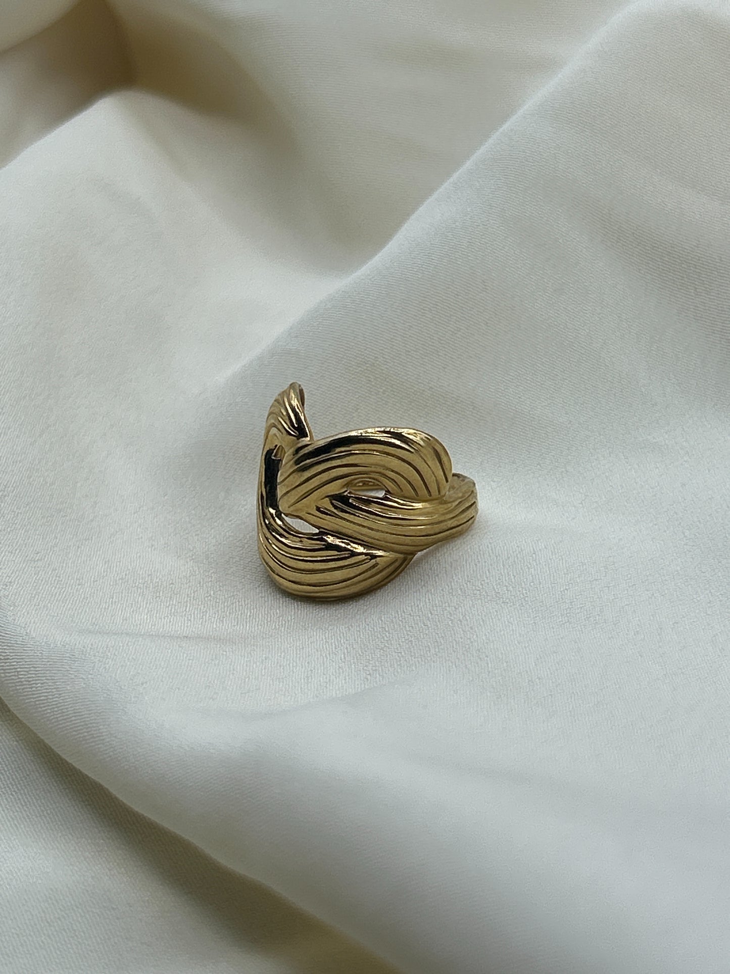 Intertwining Flat Ring Gold