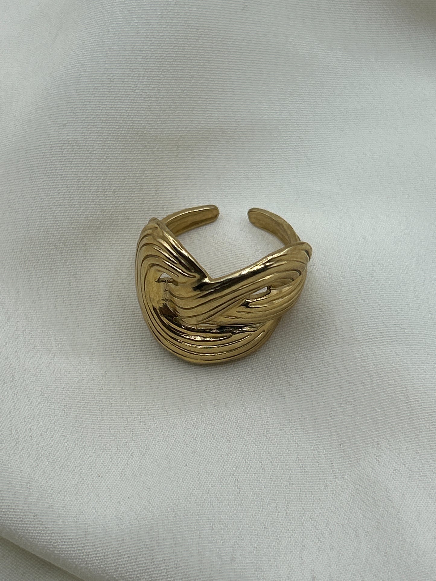 Intertwining Flat Ring Gold