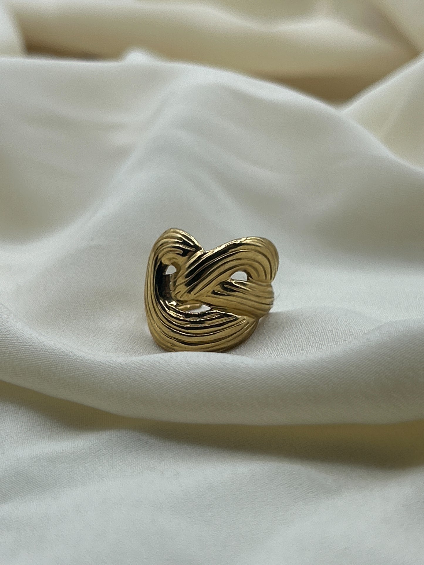 Intertwining Flat Ring Gold