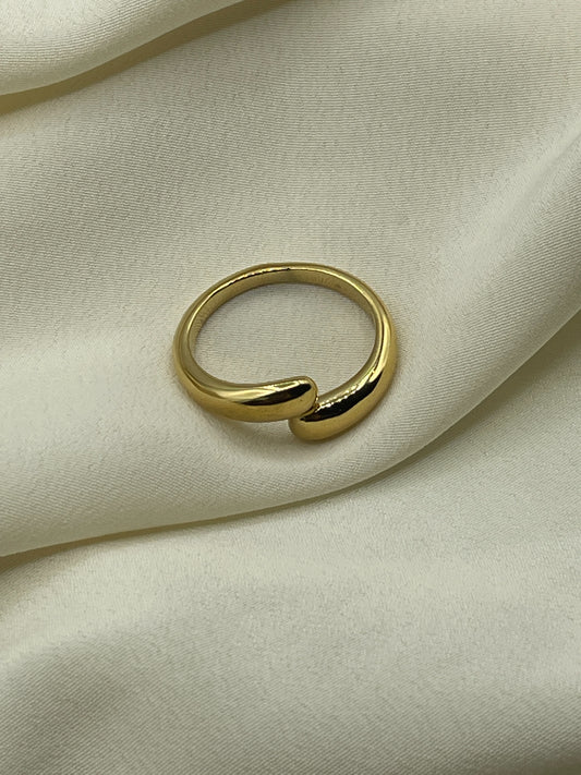 Short Enlacing Ring Gold