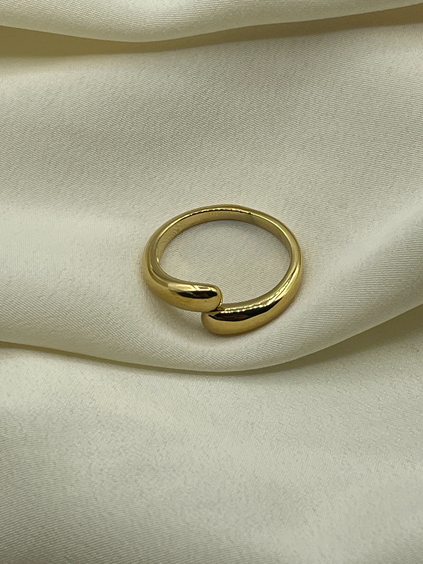 Short Enlacing Ring Gold