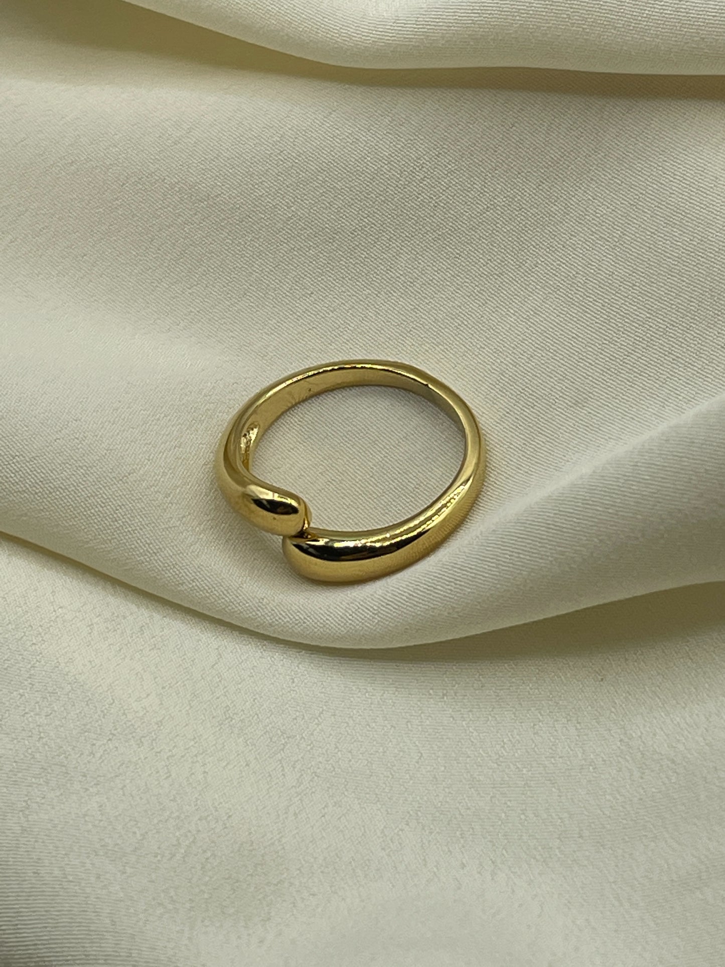 Short Enlacing Ring Gold