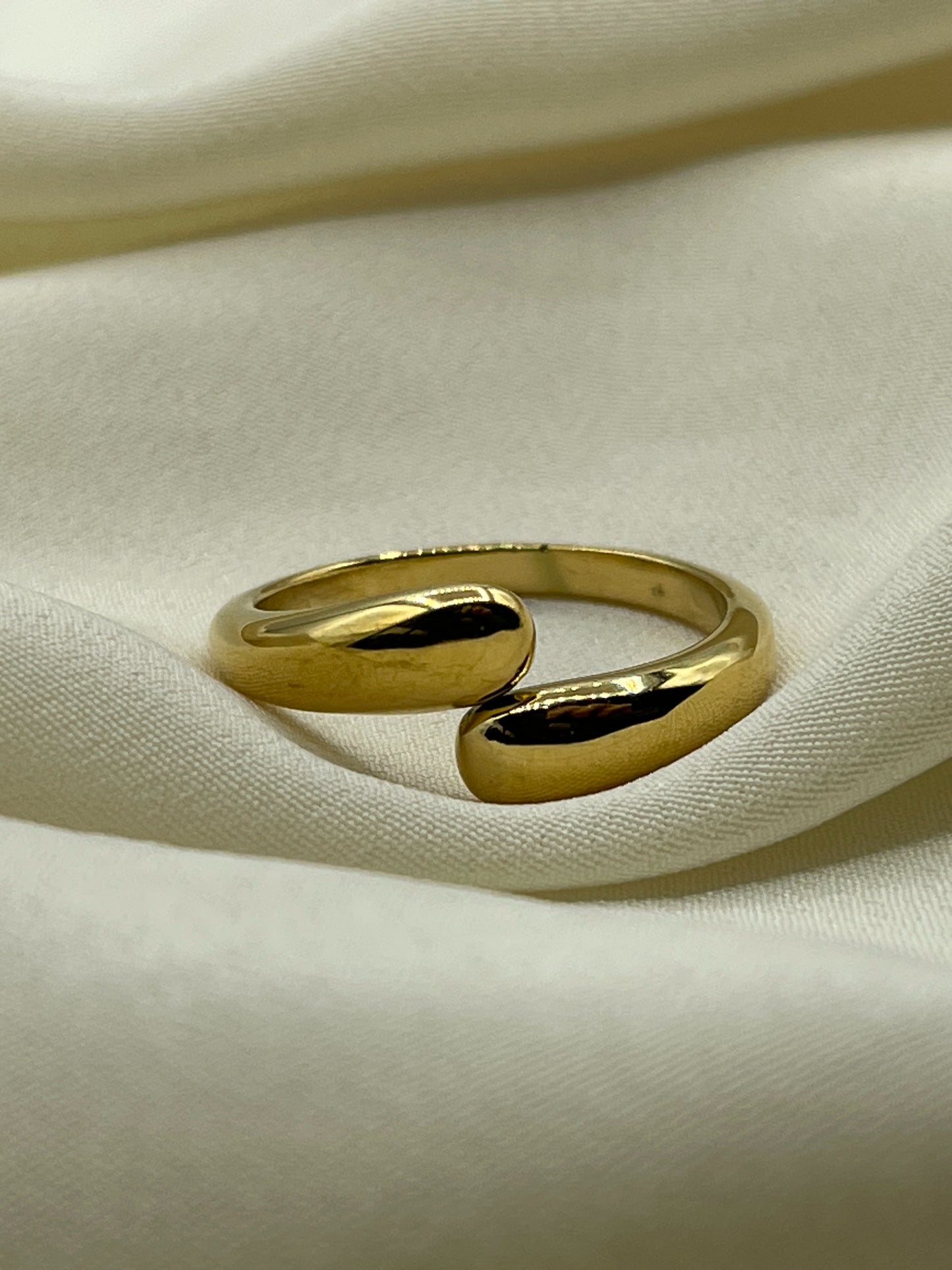 Short Enlacing Ring Gold