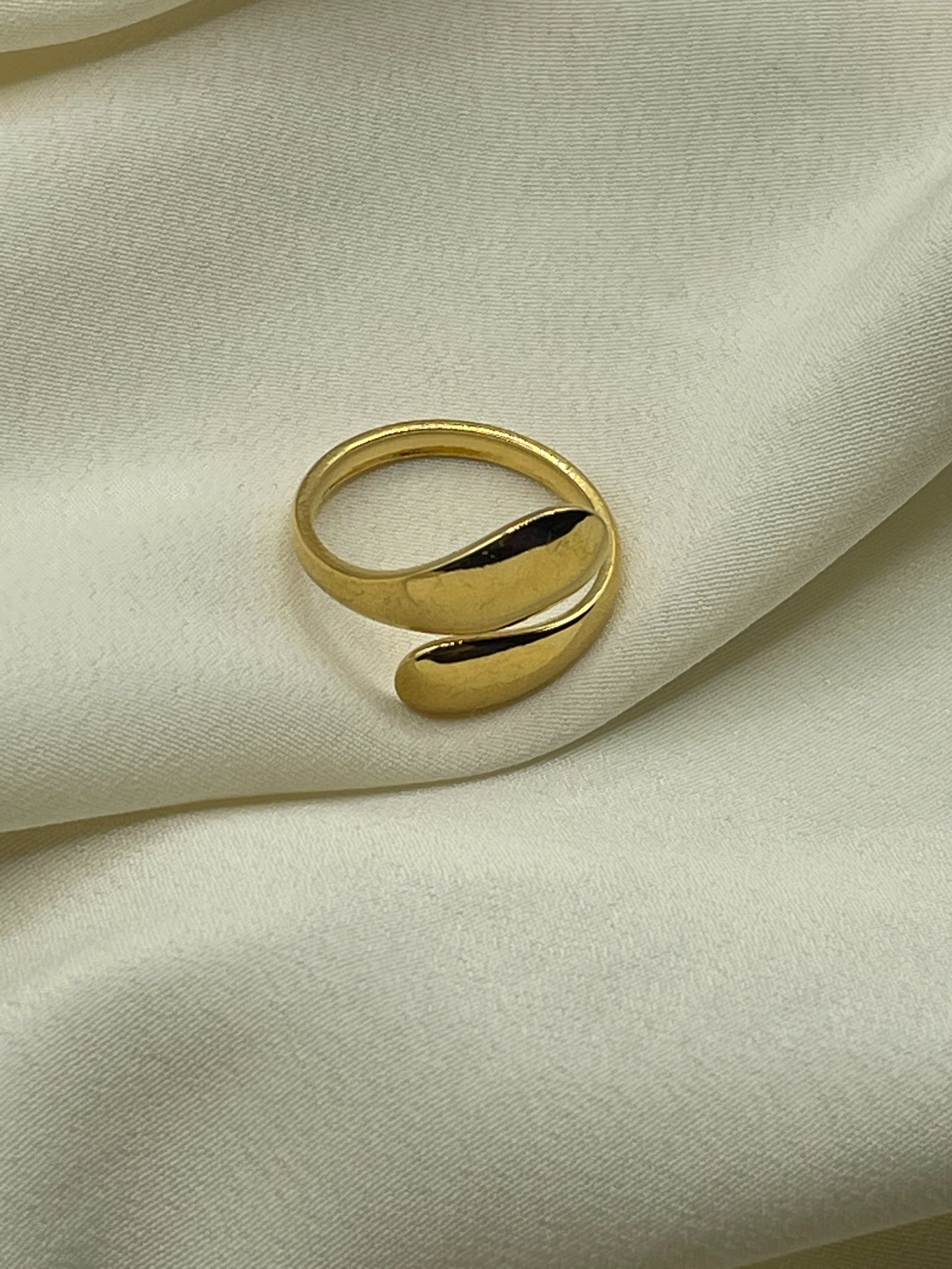 Simple Enlacing Ring Gold