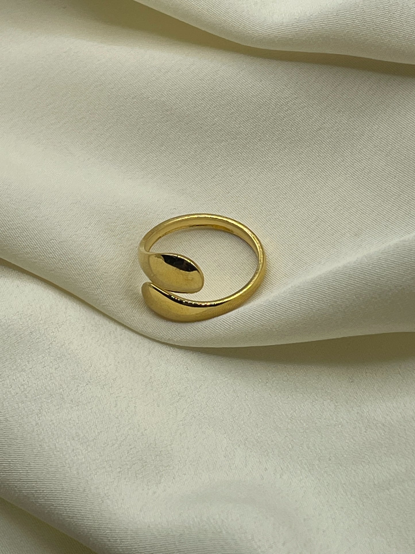 Simple Enlacing Ring Gold