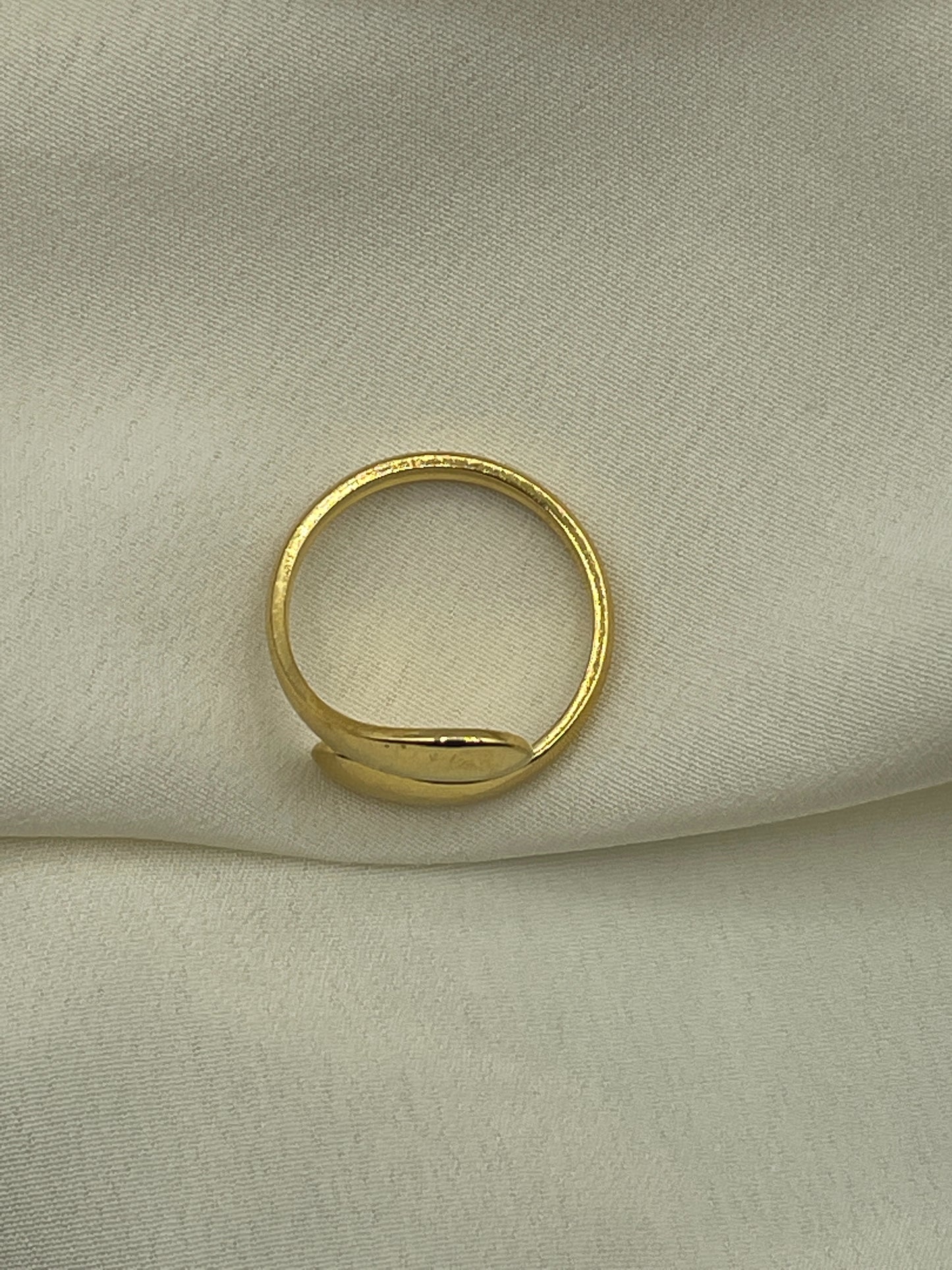 Simple Enlacing Ring Gold