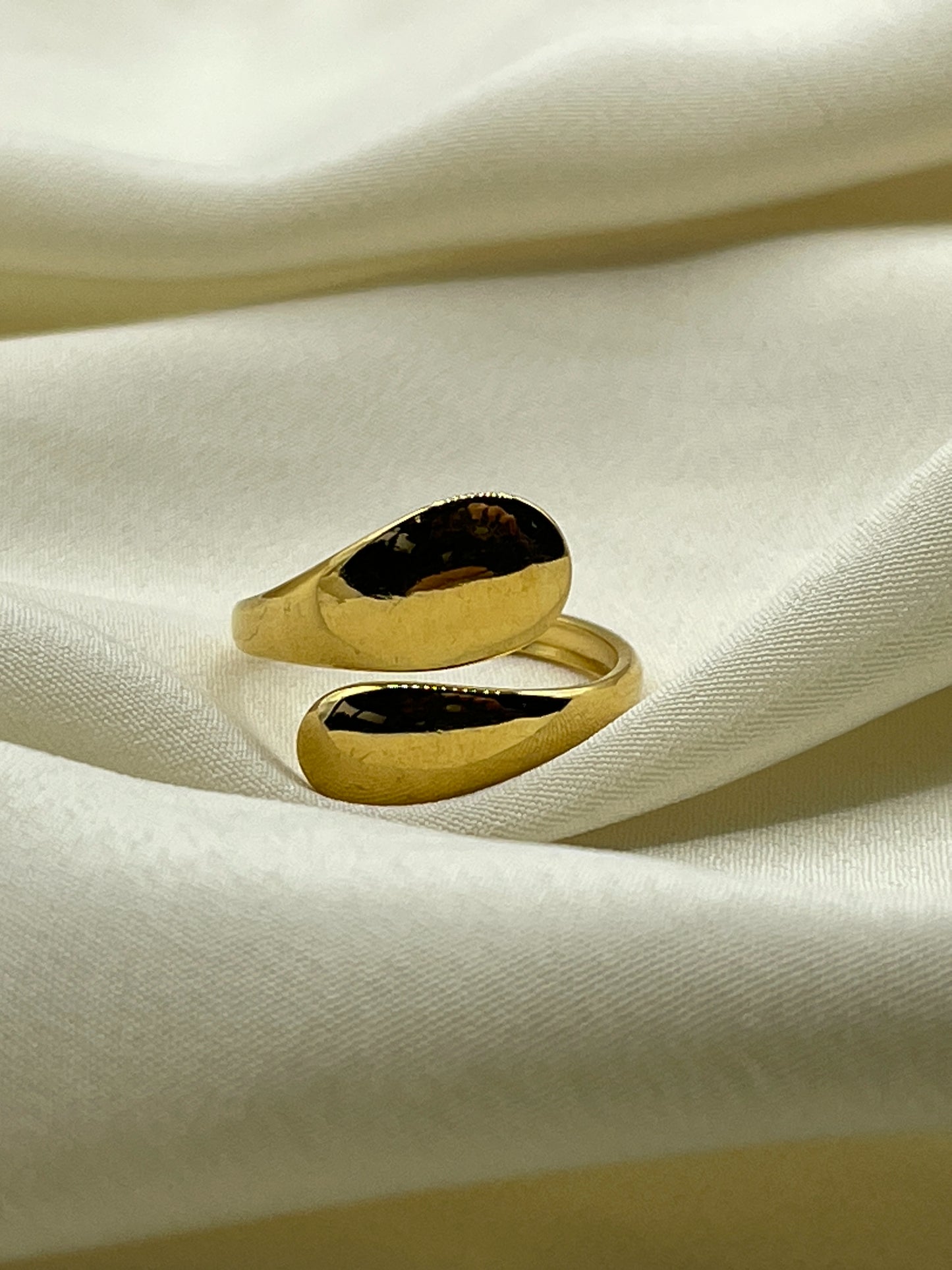 Simple Enlacing Ring Gold