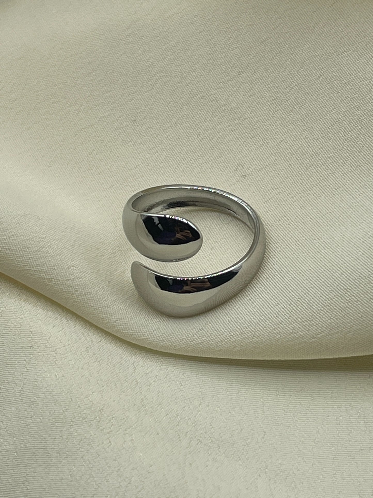 Simple Enlacing Ring Silver